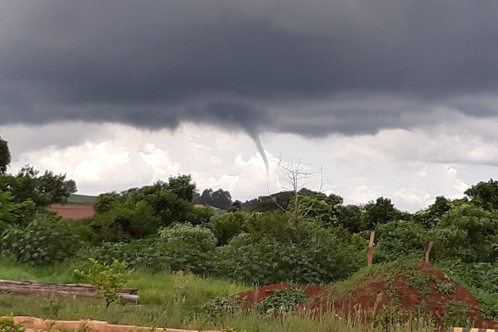 ‘Princípio de tornado’ perto da Ferroeste, em Cascavel, impressiona