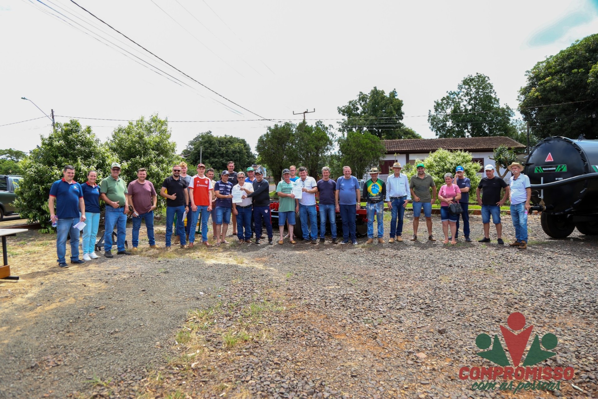 Produtores da região do Portão Ocoí são beneficiados com Implementos