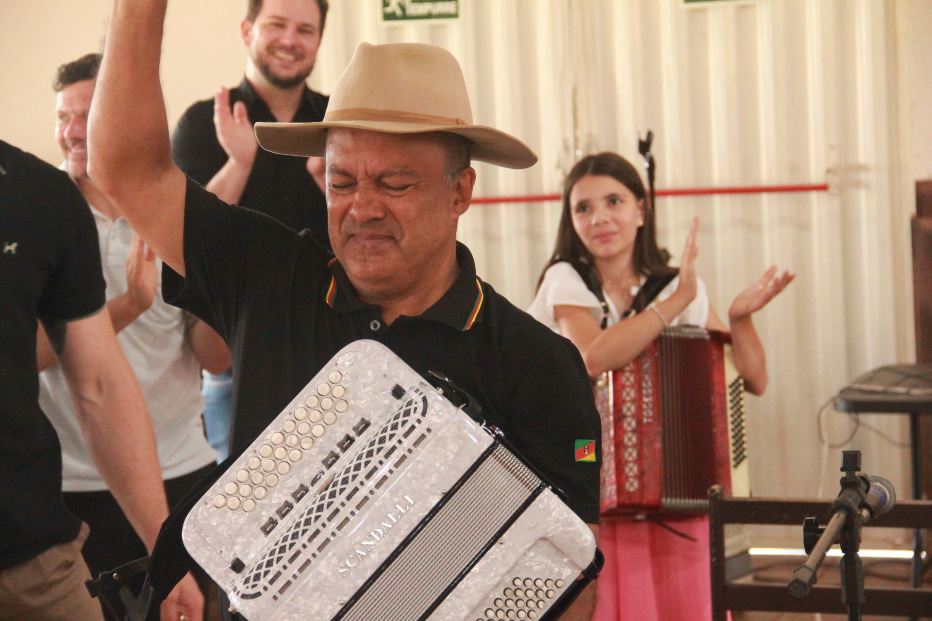 Professor e gaiteiro Chico Duarte é homenageado por ex-alunos em Missal