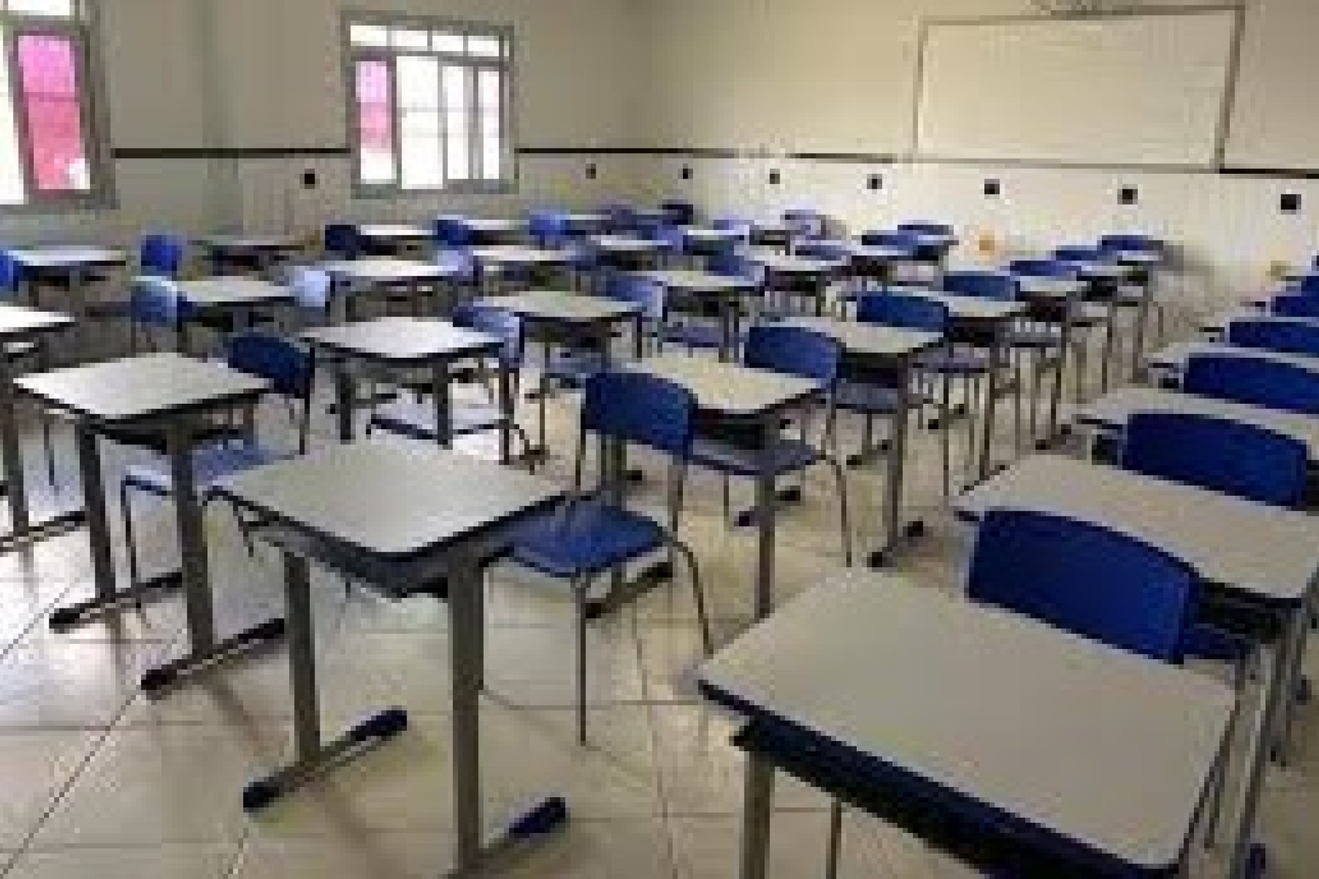 Professor preso por estupro de alunos dentro de sala de aula no PR tocava adolescentes, diz denúncia