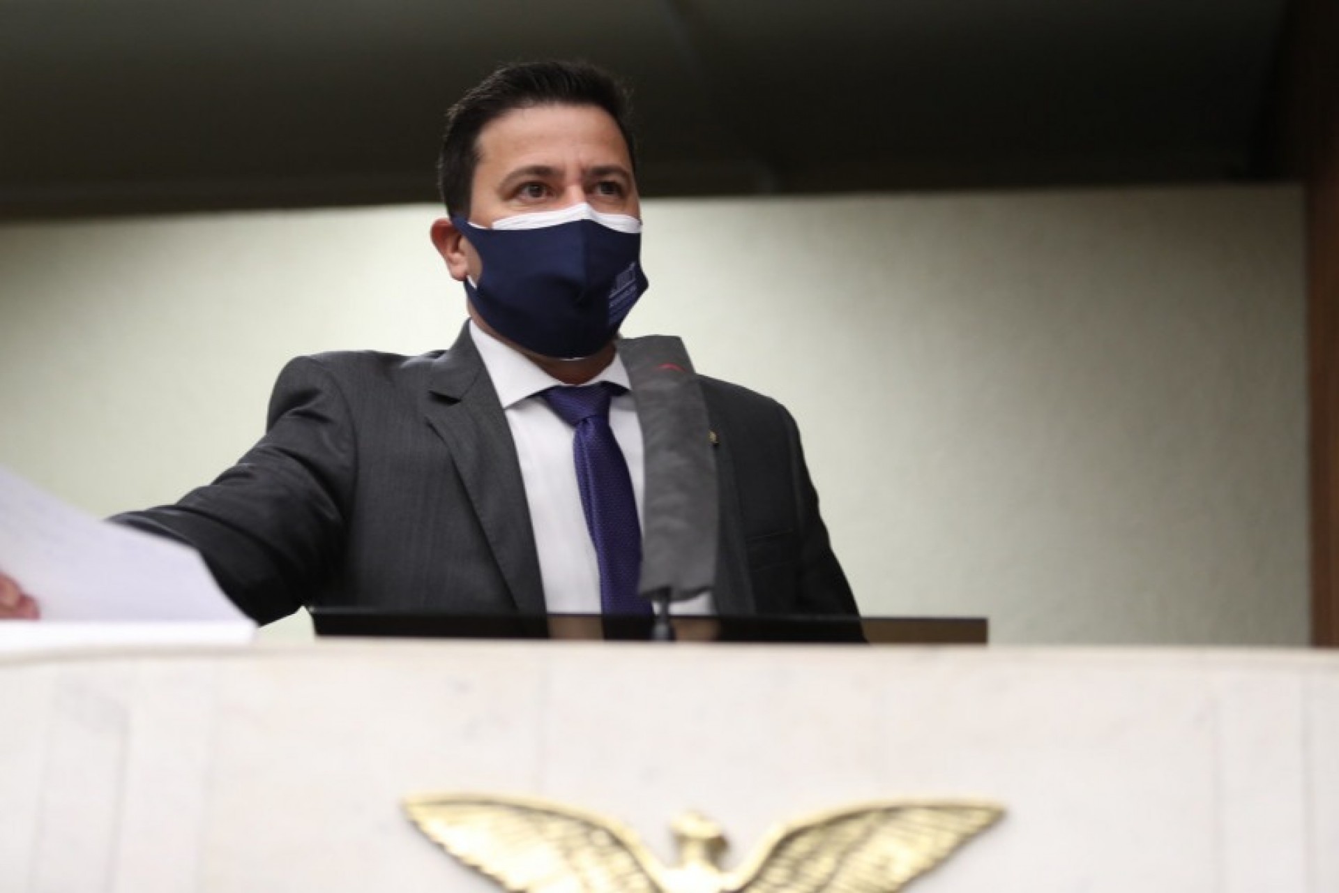 Quem não se vacinar contra Covid pode ser penalizado no Paraná, prevê projeto de lei na Assembleia