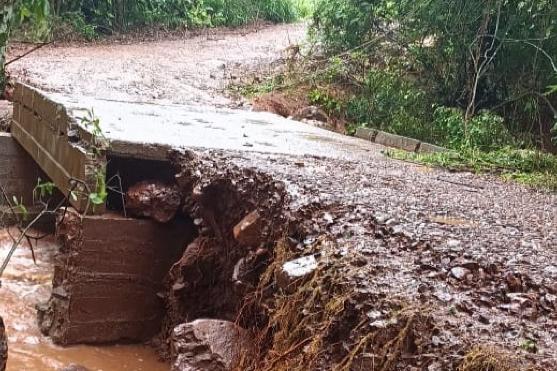 Ramilândia: equipes da administração municipal buscam soluções para estragos causados pelas chuvas