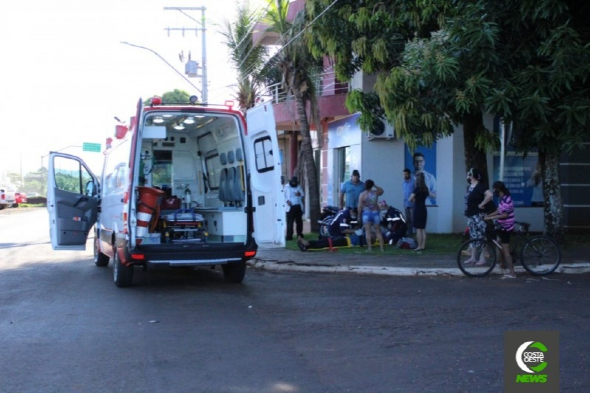 Rapaz fica ferido após colidir moto em plantadeira no interior de Santa Helena