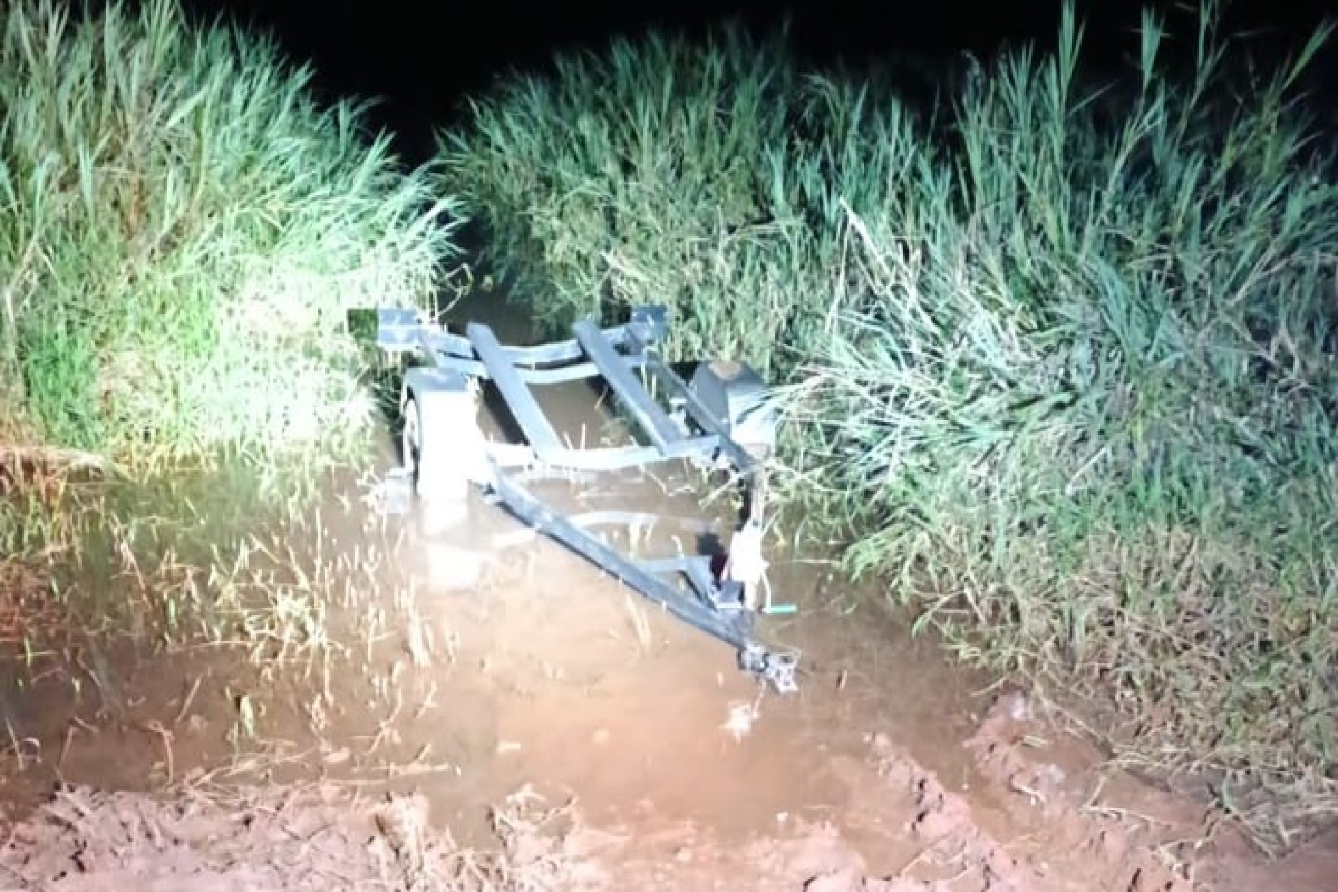 Reboque da Moto Aquática furtada em Itaipulândia é encontrado às margens do lago  em Lindamar