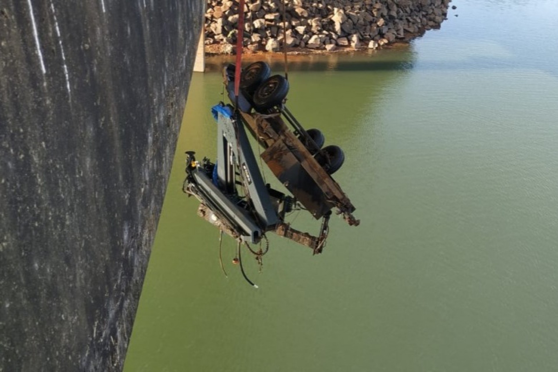 Reboque que caiu de ponte no Rio São Francisco Falso em Santa Helena é retirado