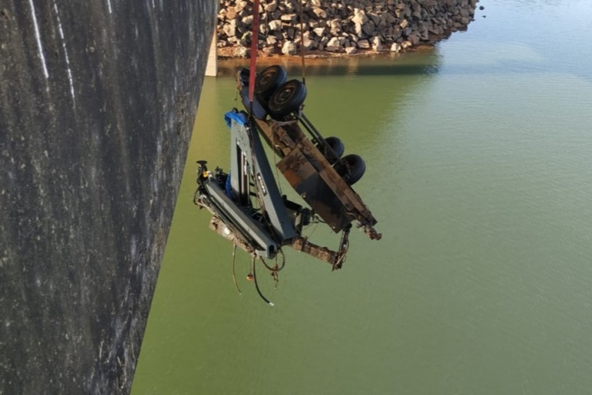 Reboque que caiu de ponte no Rio São Francisco Falso em Santa Helena é retirado