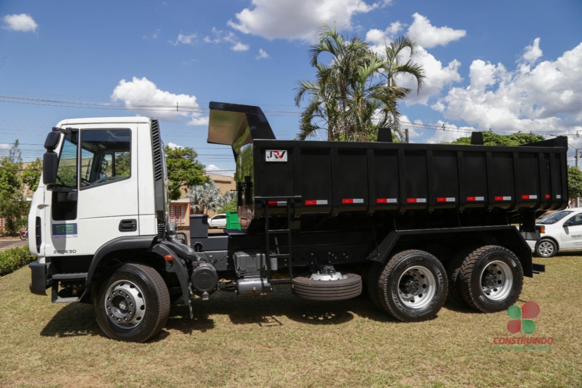 Recursos do Governo do Estado auxiliam na aquisição de um caminhão Caçamba em Missal