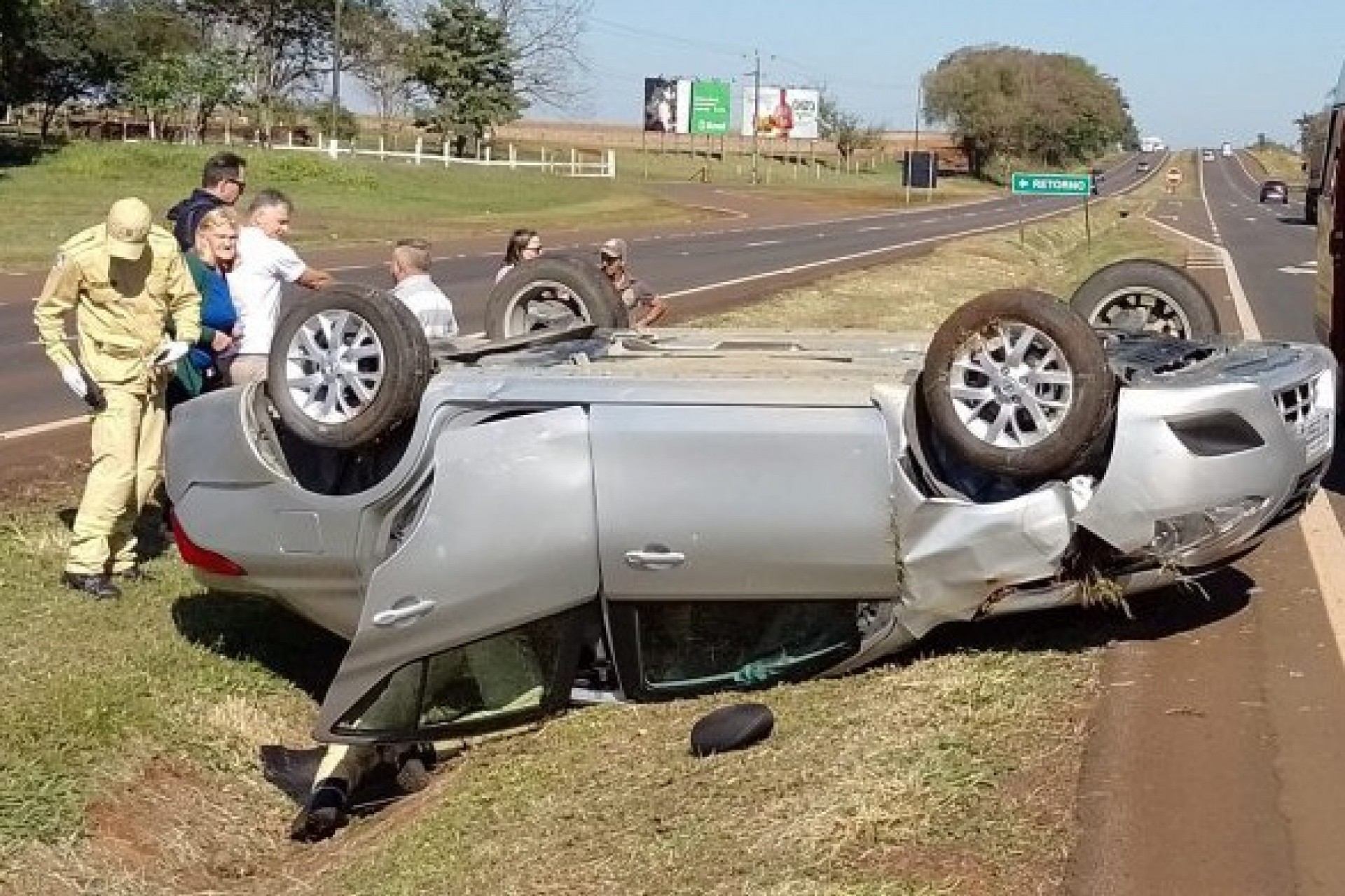 Região: Motorista dorme ao volante e capota veículo na BR-277