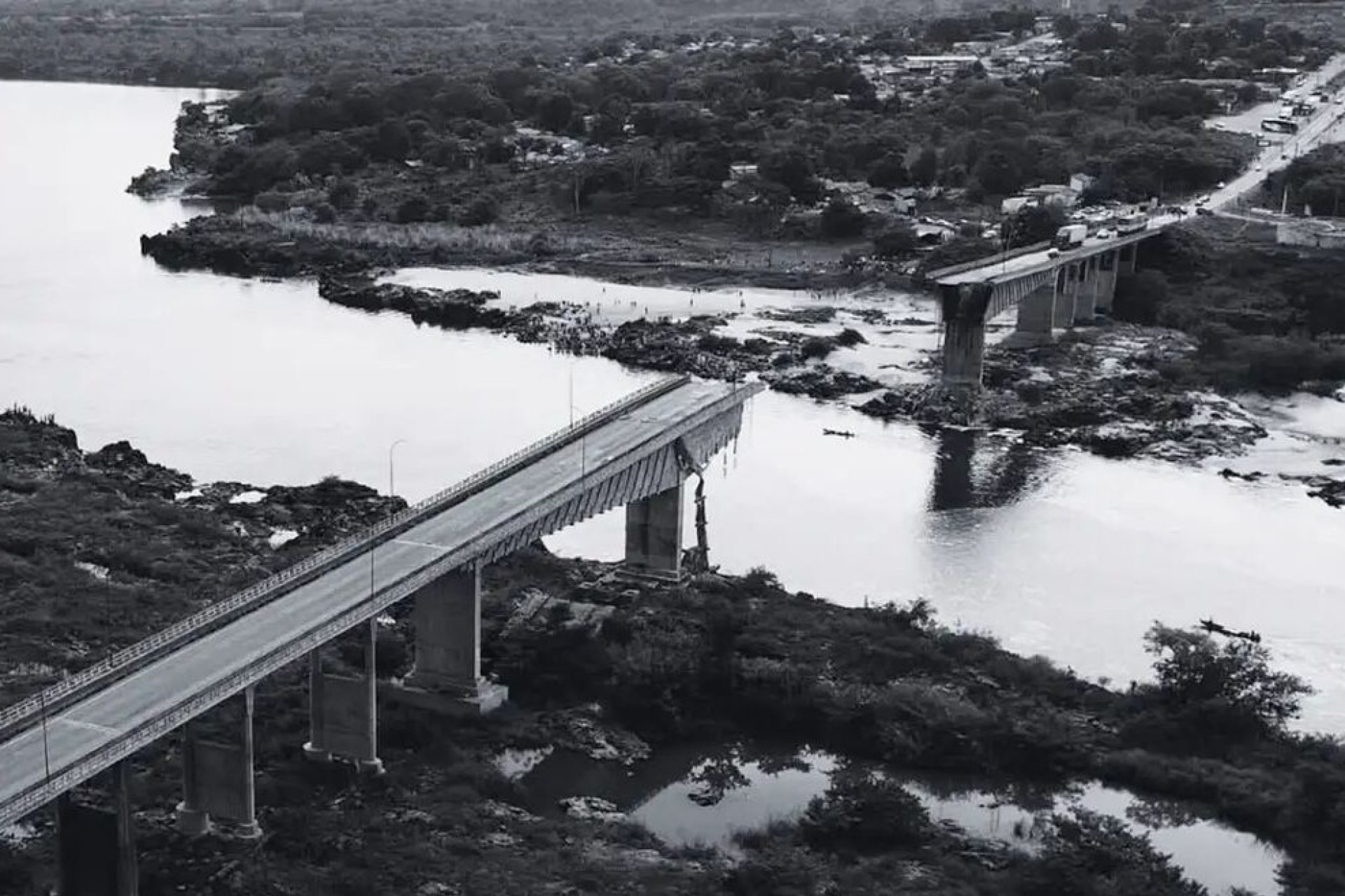 Resgatado corpo em cabine de caminhão submerso após queda de ponte