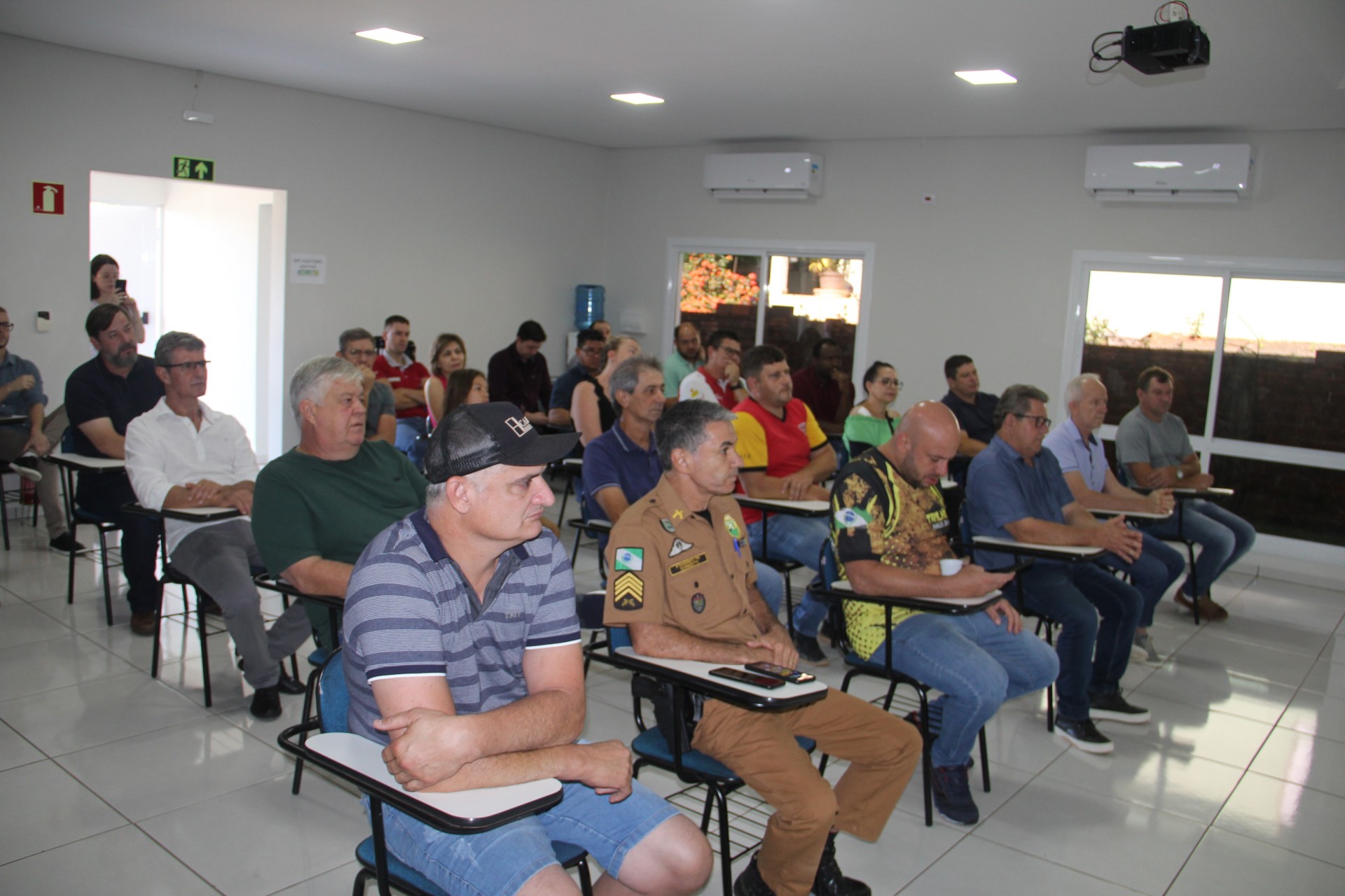 Reunião na Acimi reúne lideranças e forças policiais para tratar da segurança no município