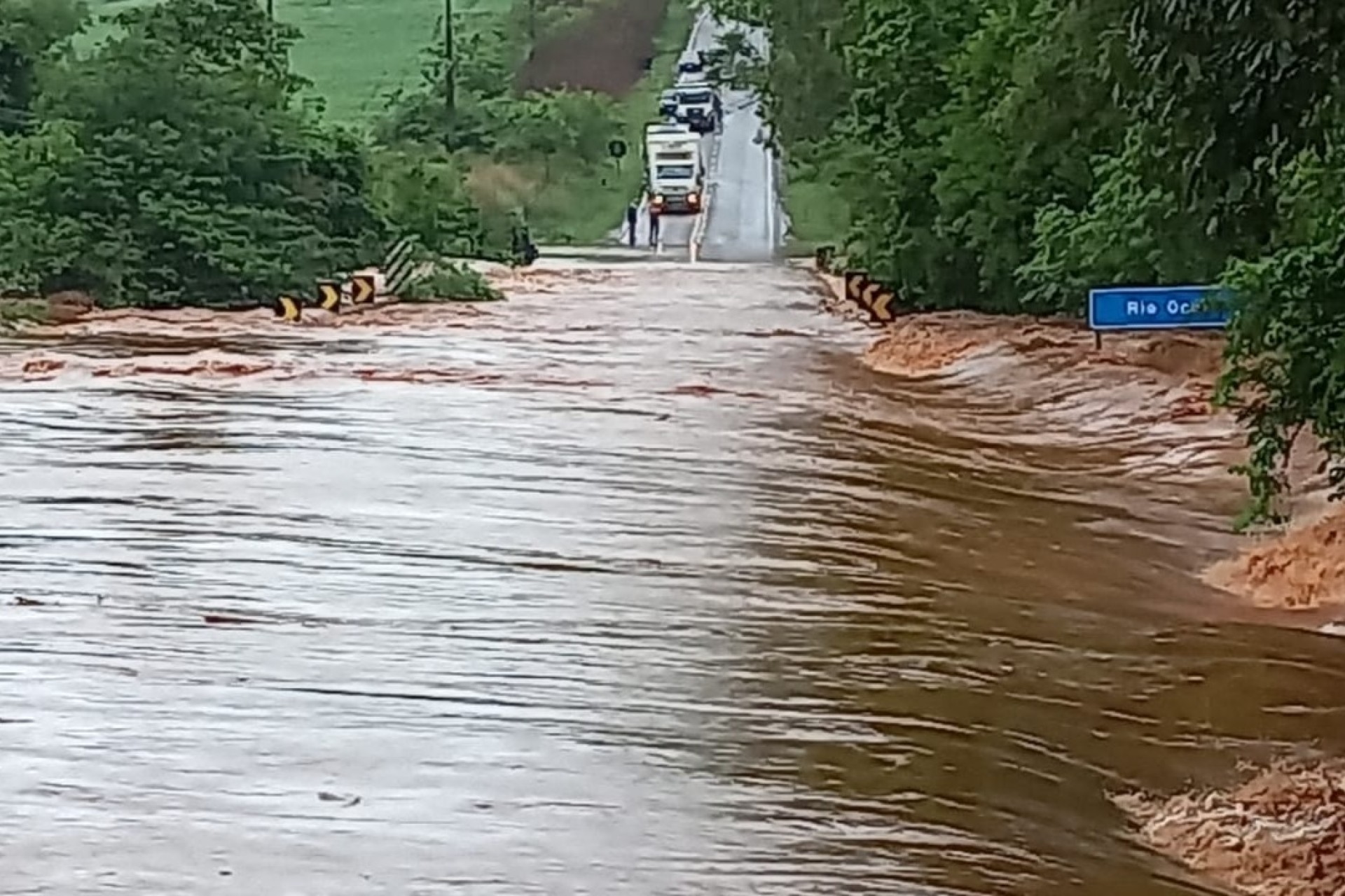 Rio Ocoy entre Missal e Medianeira transborda e bloqueia a PR 495