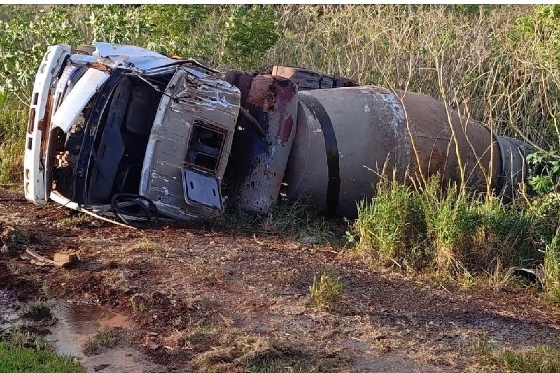 SAMU atende acidente com tombamento de caminhão no morro da Santa em Itaipulândia