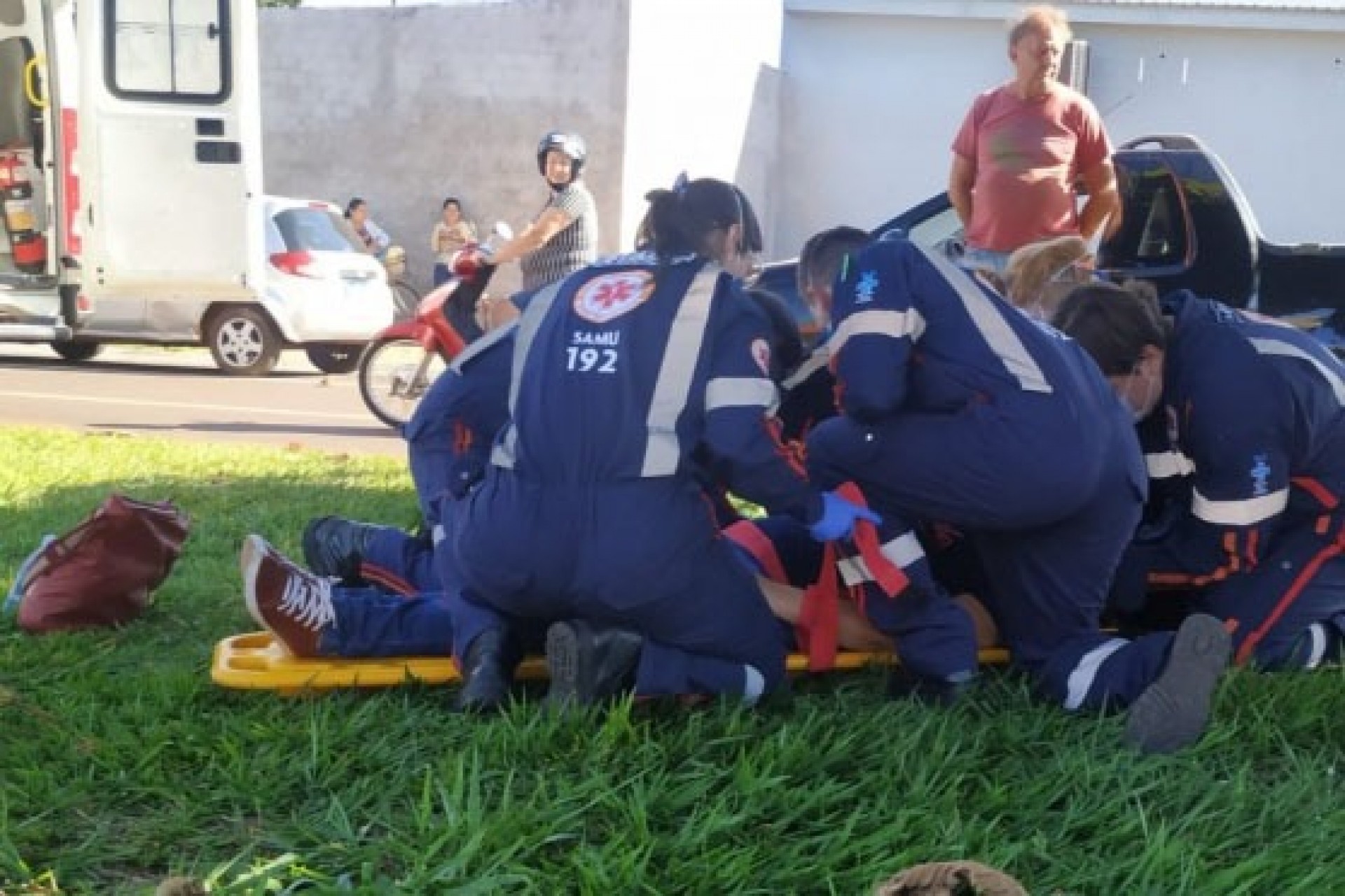 SAMU socorre mulher caída em via pública de Santa Helena; servidores do CAPs prestaram socorro