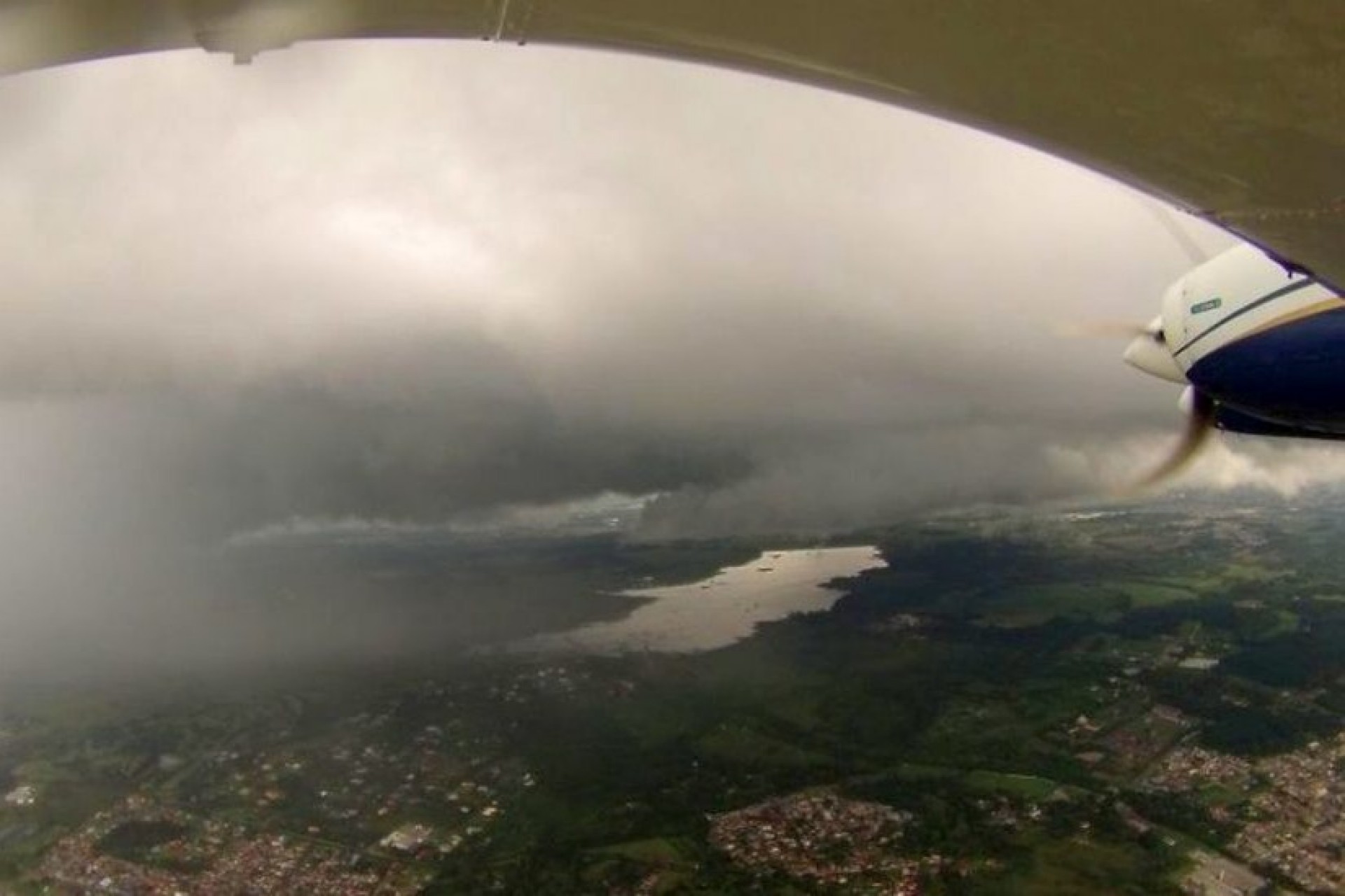 Sanepar da um empurrãozinho nas nuvens para que chova com ajuda de avião