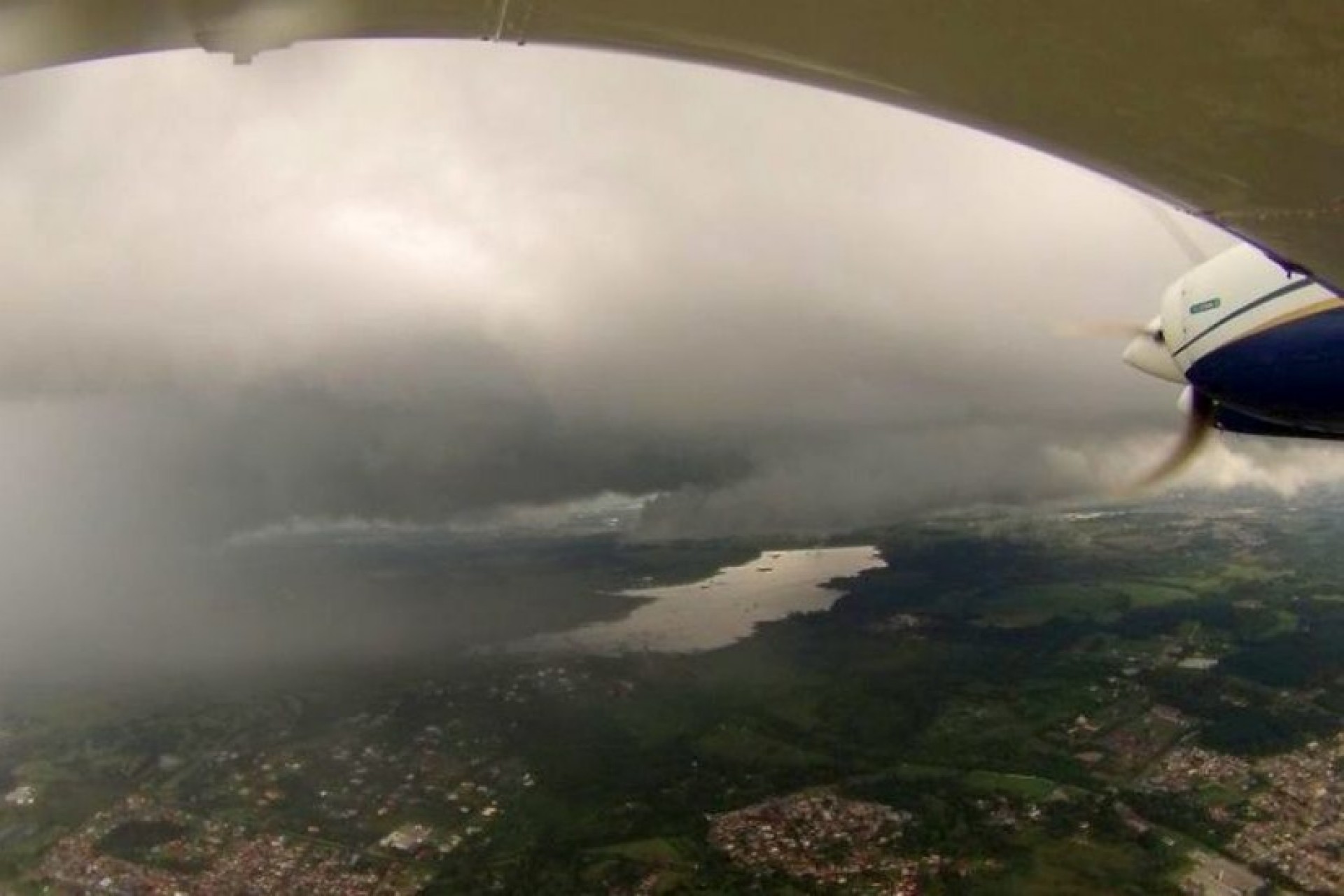 Sanepar da um empurrãozinho nas nuvens para que chova com ajuda de avião