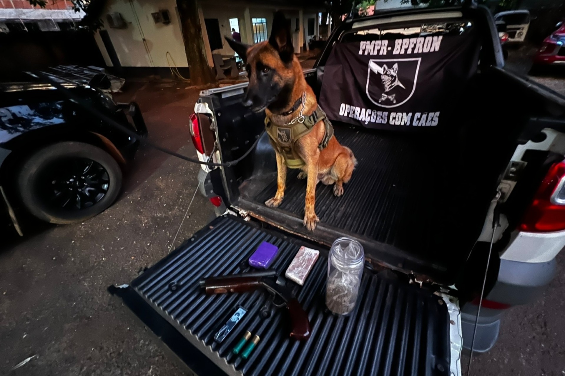 Santa Helena:  BPFRON apreende droga, arma, munições e recupera veículo roubado