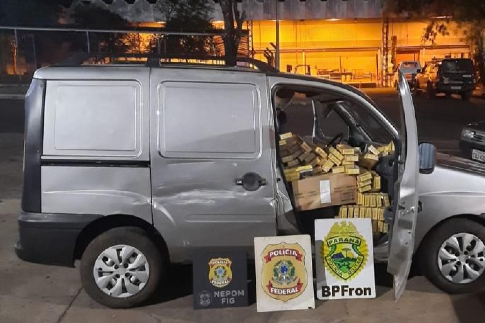 Santa Helena: BPFRON e Polícia Federal apreendem carro carregado com cigarros contrabandeados