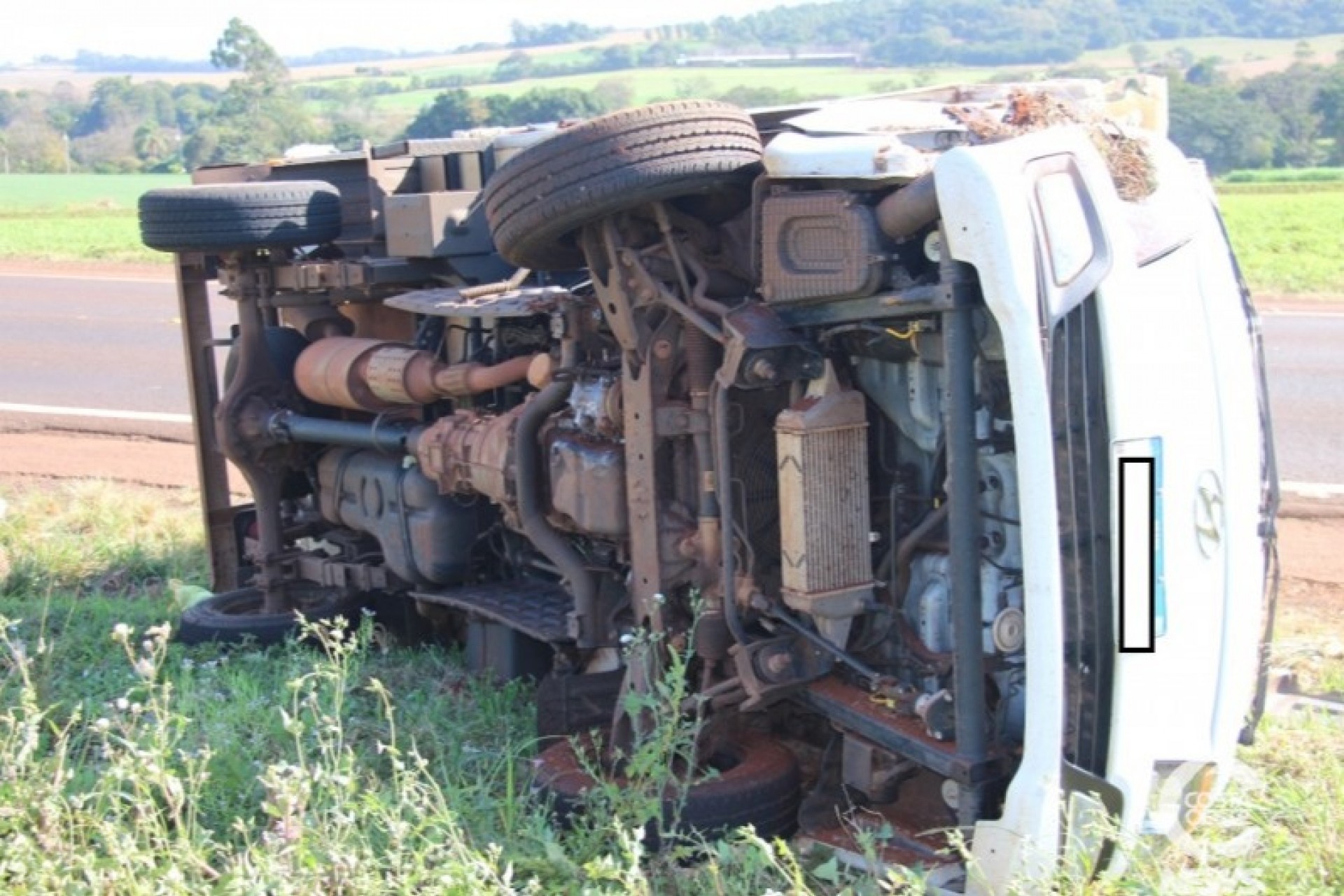 Santa Helena: Caminhão baú tomba ao ser fechado por carro