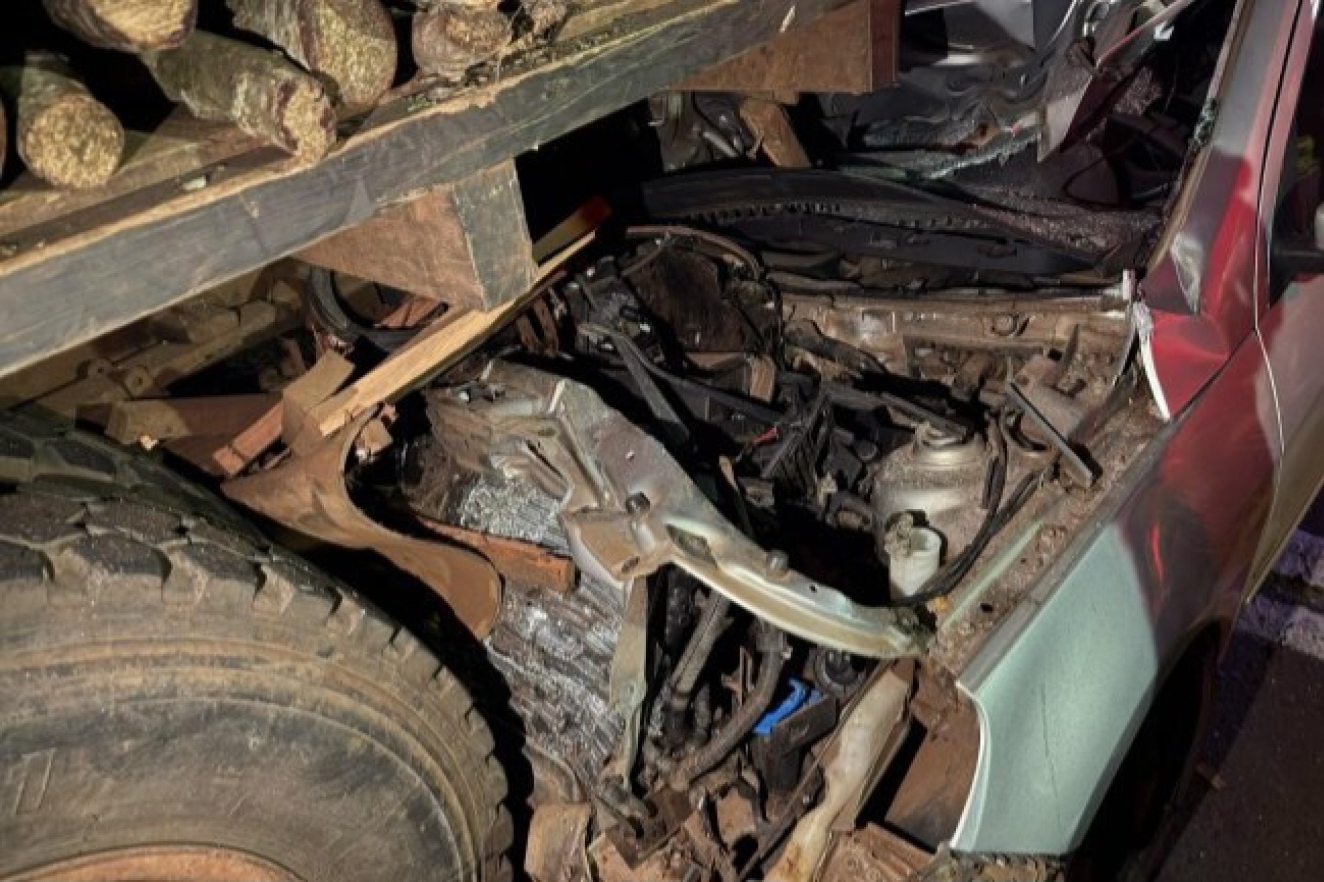 Santa Helena: Homem morre após colidir na traseira de caminhão carregado com toras na PR-488