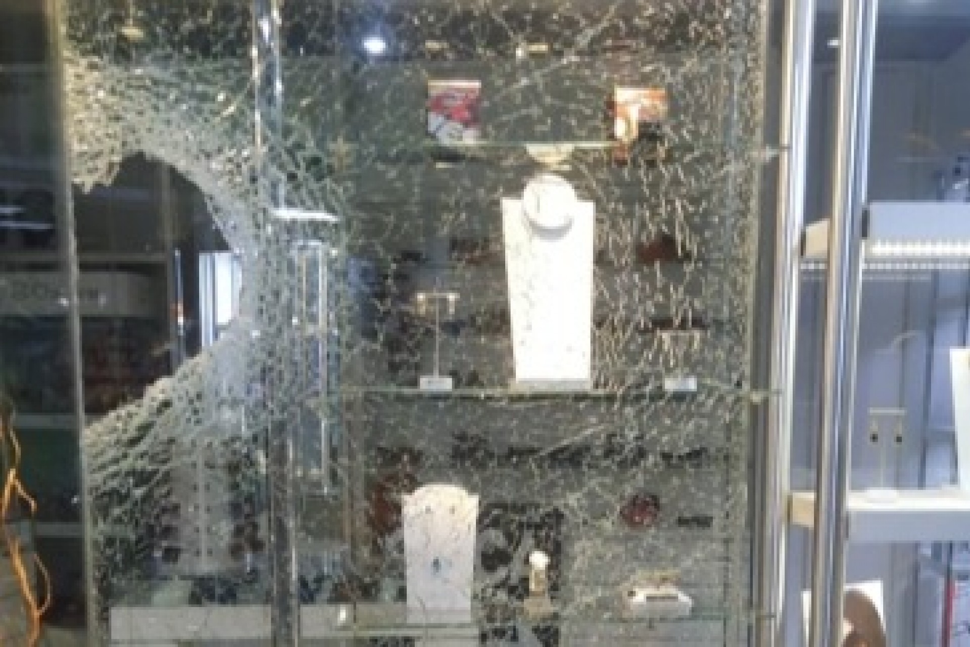São Miguel: Indivíduos quebram vidro de joalheria para furtar