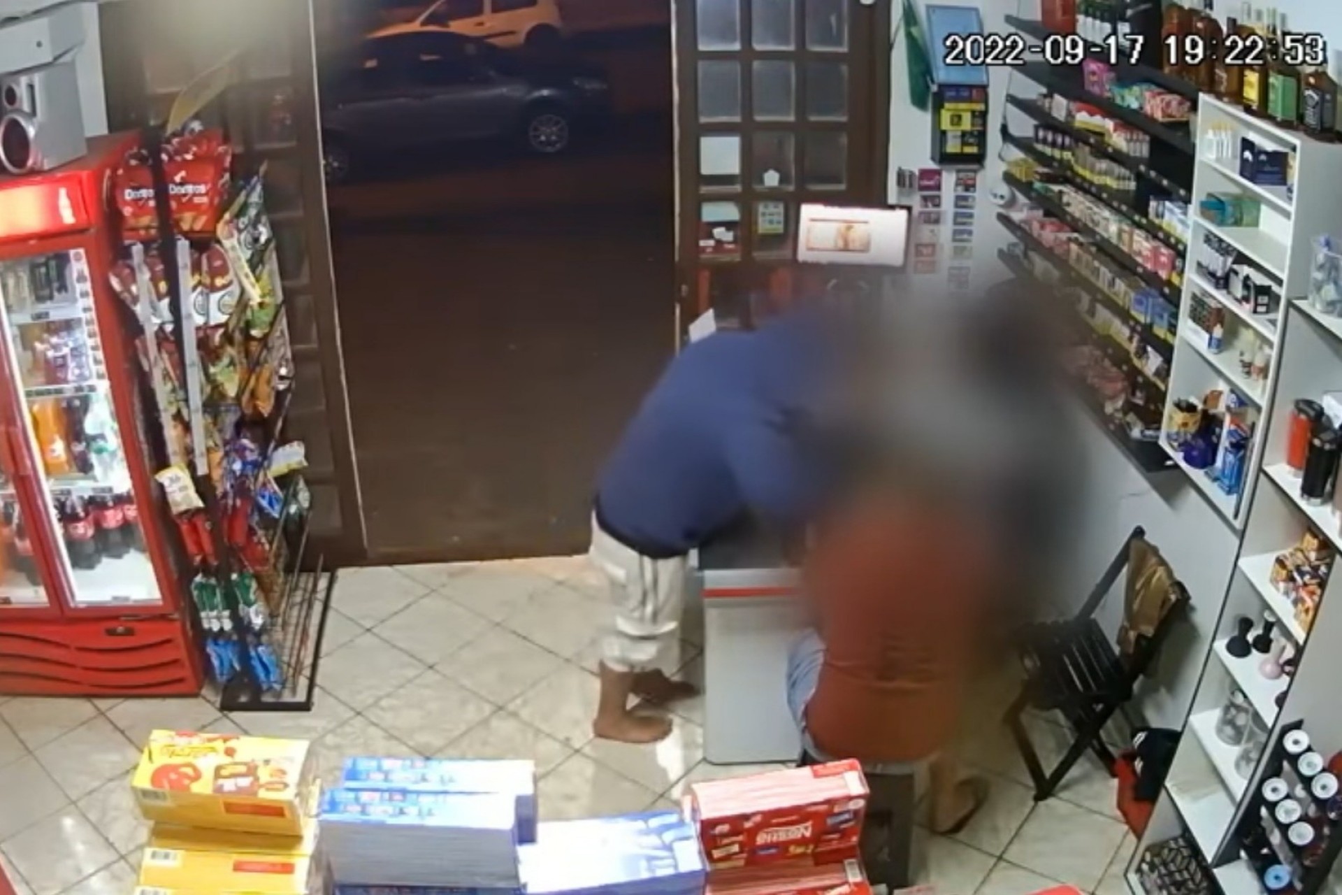 São Miguel: Vídeo mostra ação de indivíduo assaltando mercado; Ladrão foi preso pela ROTAM