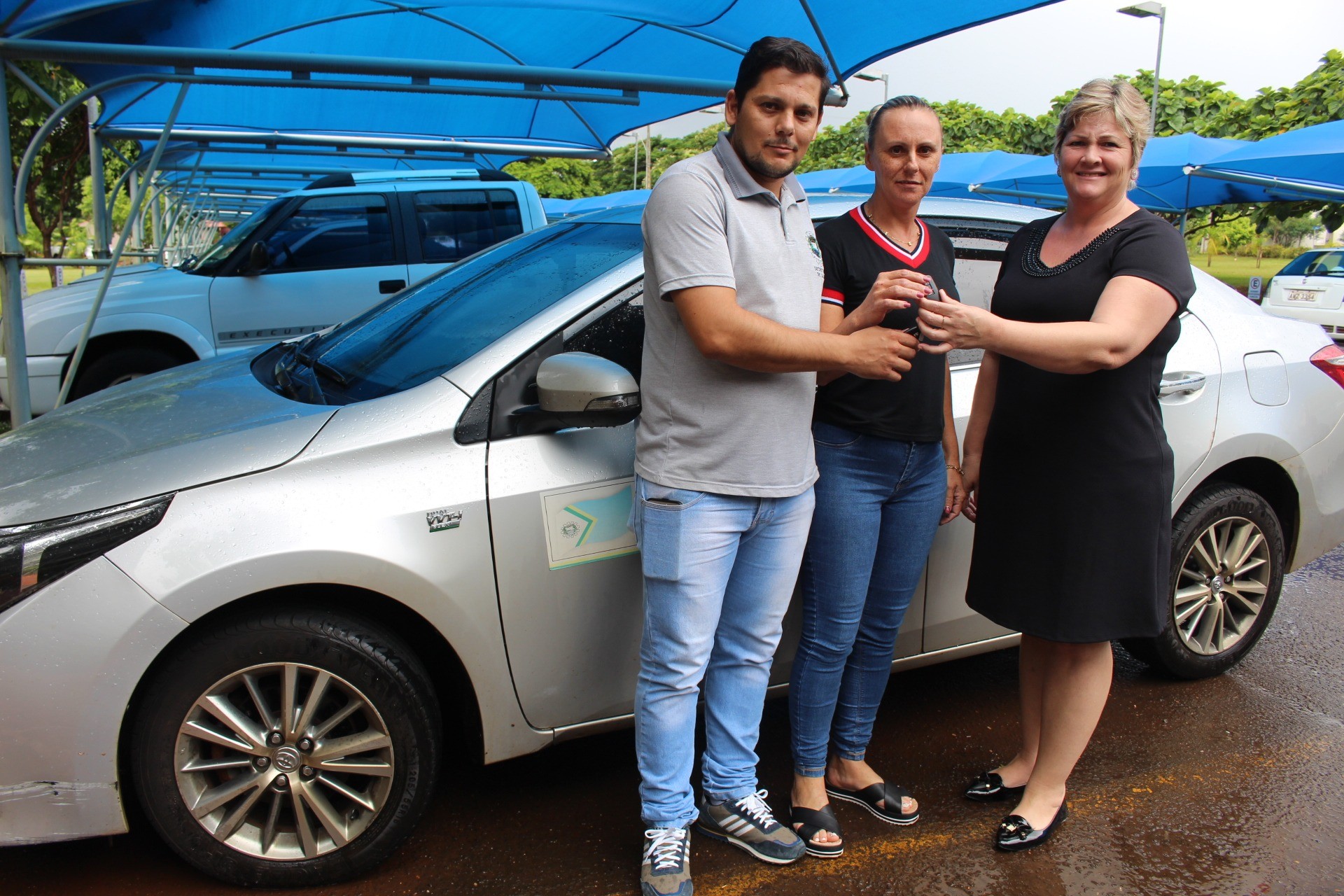 Secretaria de Saúde recebe carro para transporte de pacientes