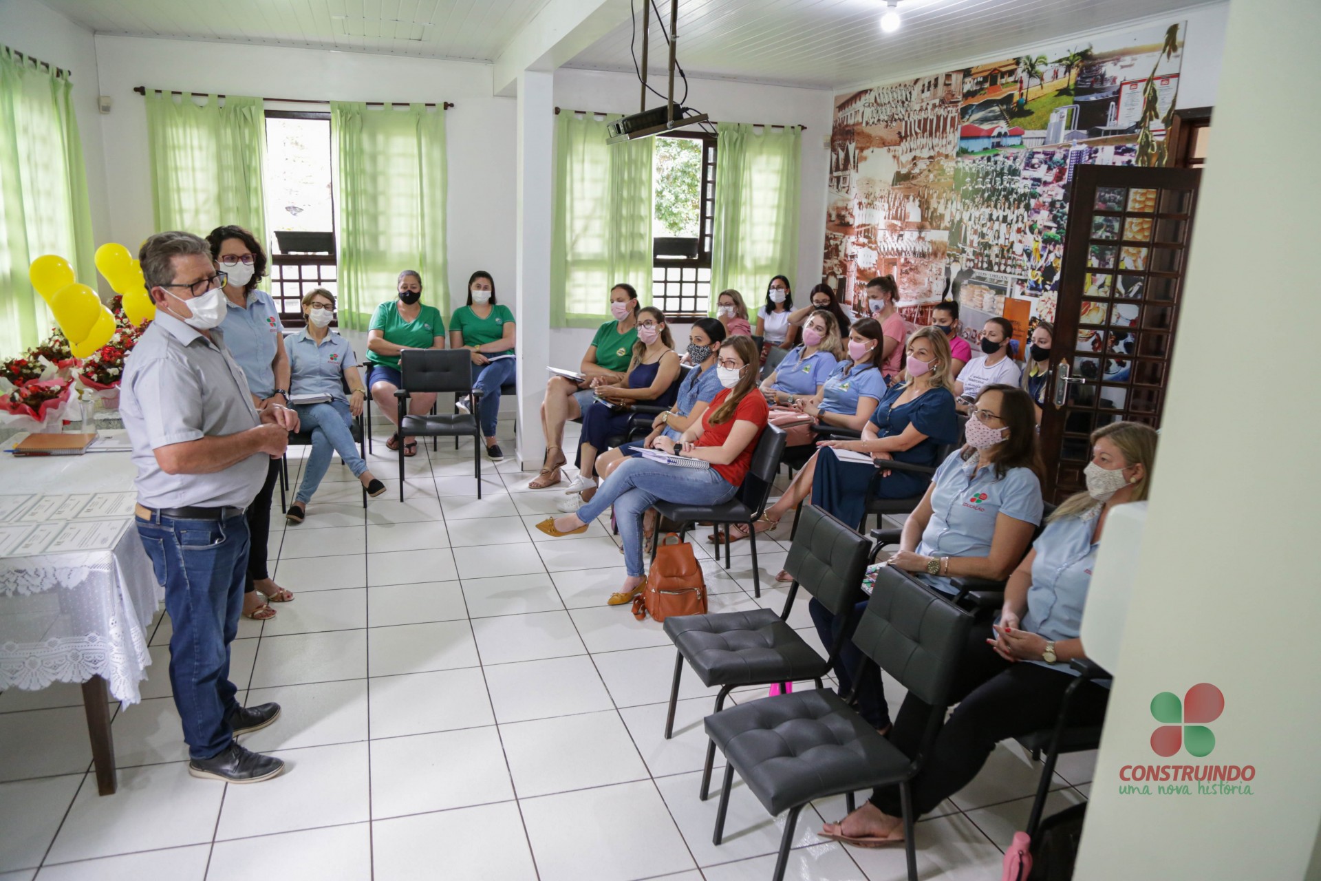 Secretaria Municipal de Educação faz homenagem aos diretores e coordenadores