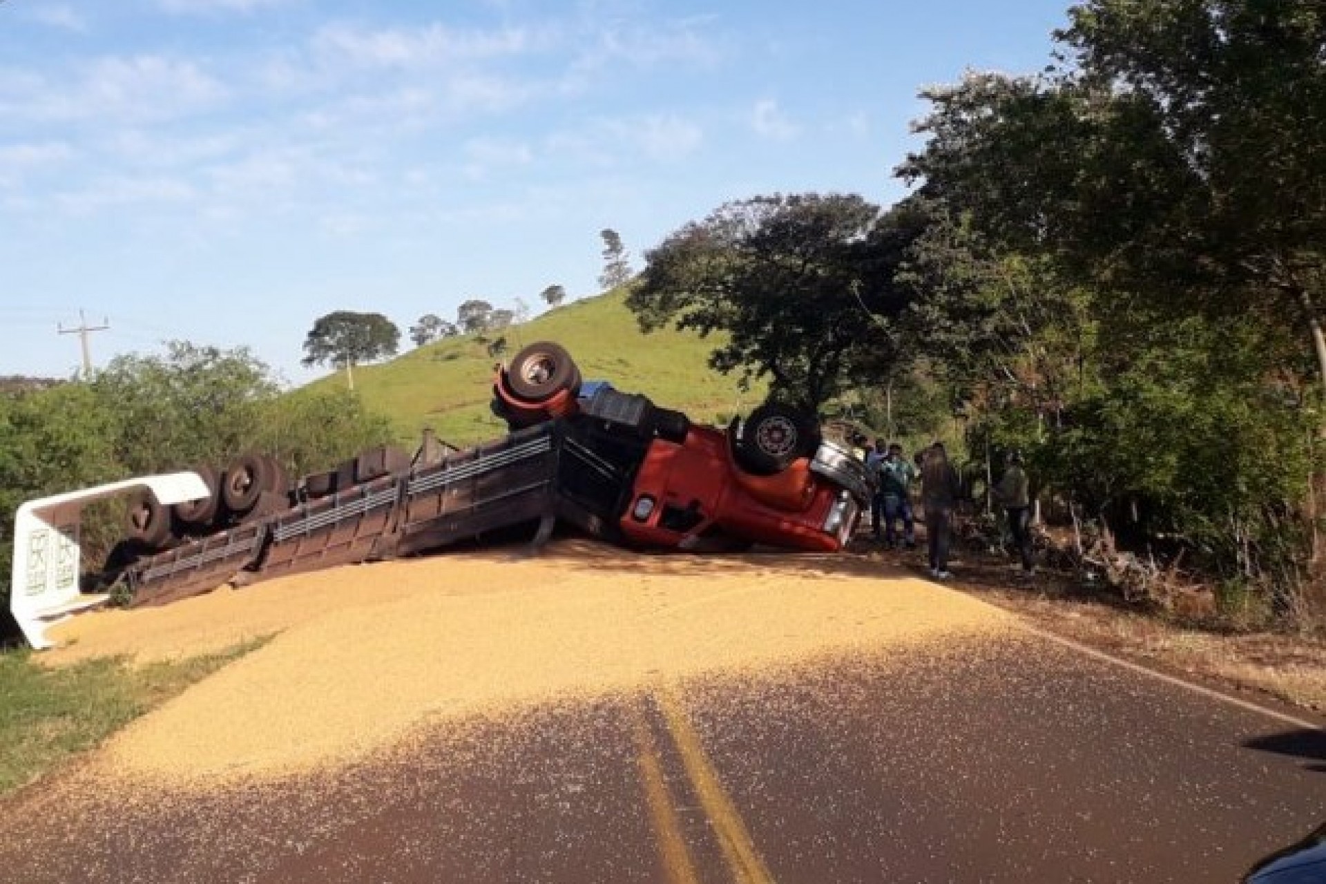 Serra do Diamante fica interditada após tombamento de caminhão sobre a pista