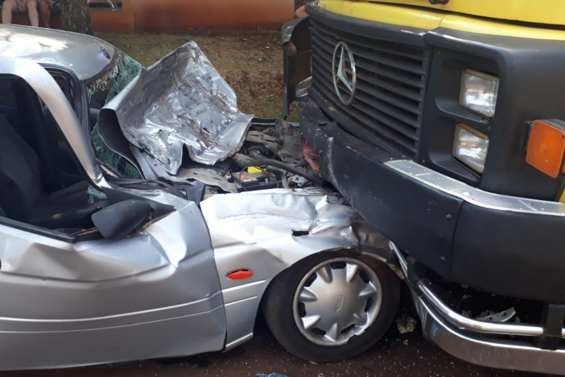 Serranópolis: Motorista fica ferido após colidir com veículo em caminhão estacionado