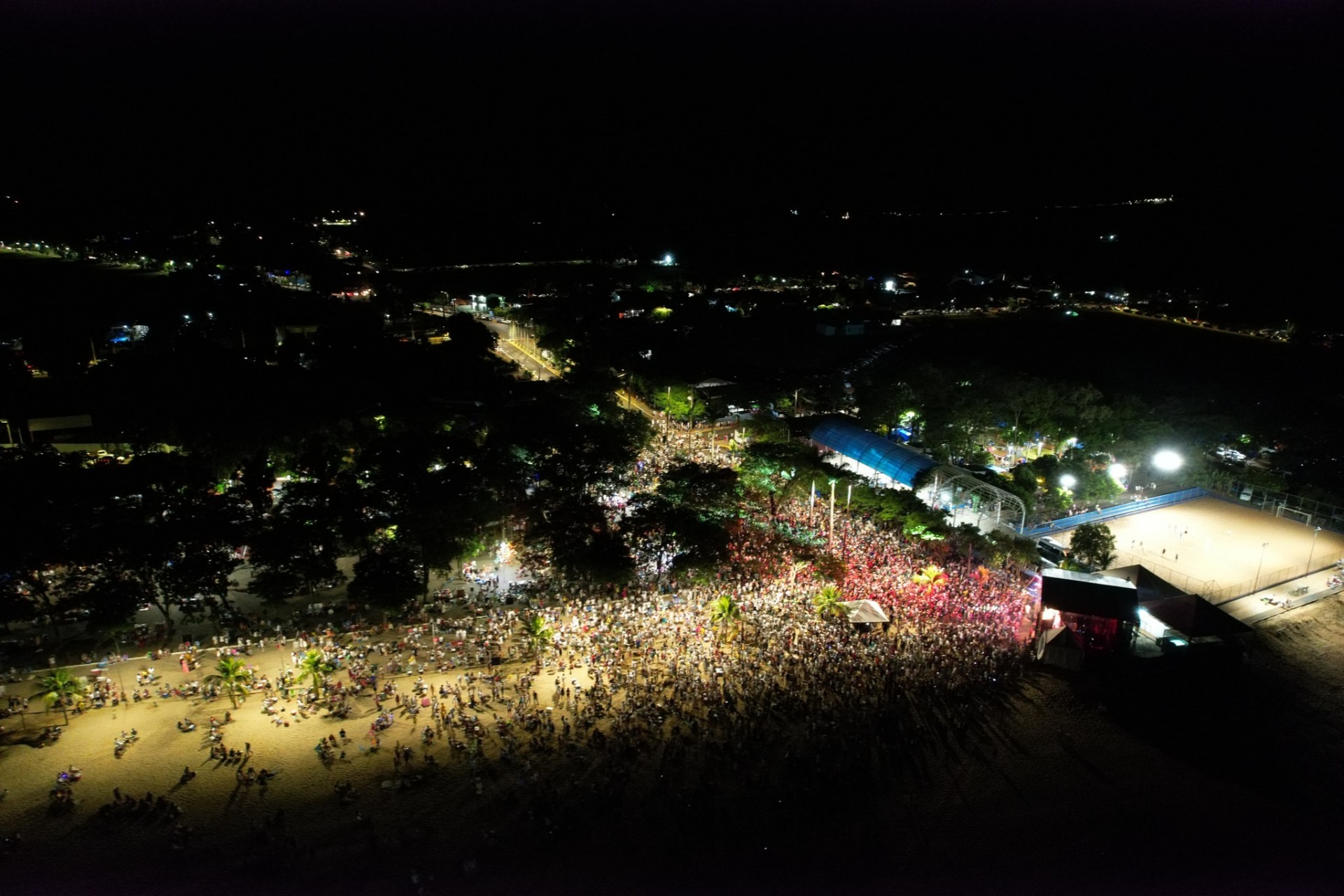 Show com Antony e Gabriel bate recorde de público em Itaipulândia e show de fogos encanta o público