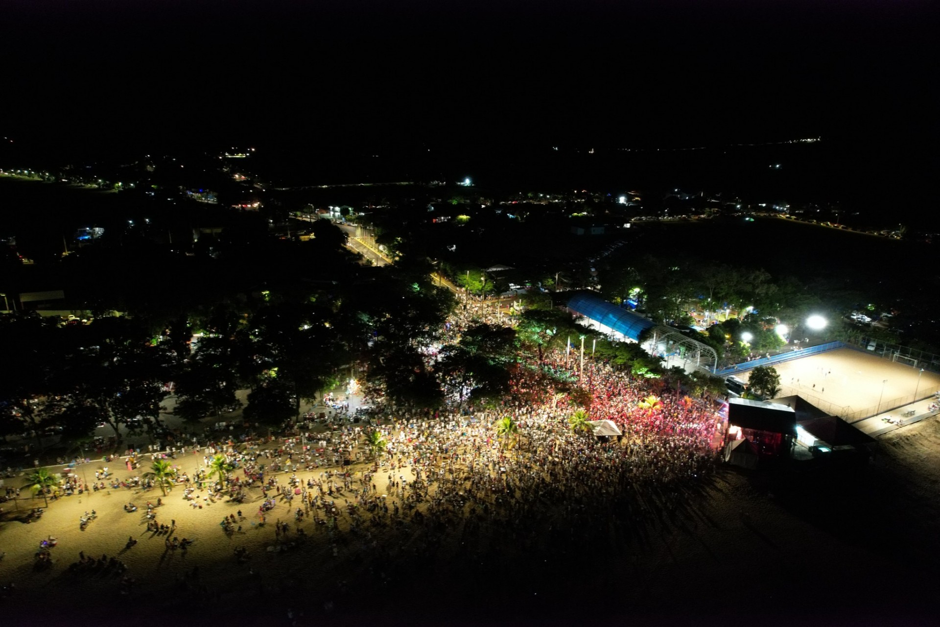 Show com Antony e Gabriel bate recorde de público em Itaipulândia e show de fogos encanta o público