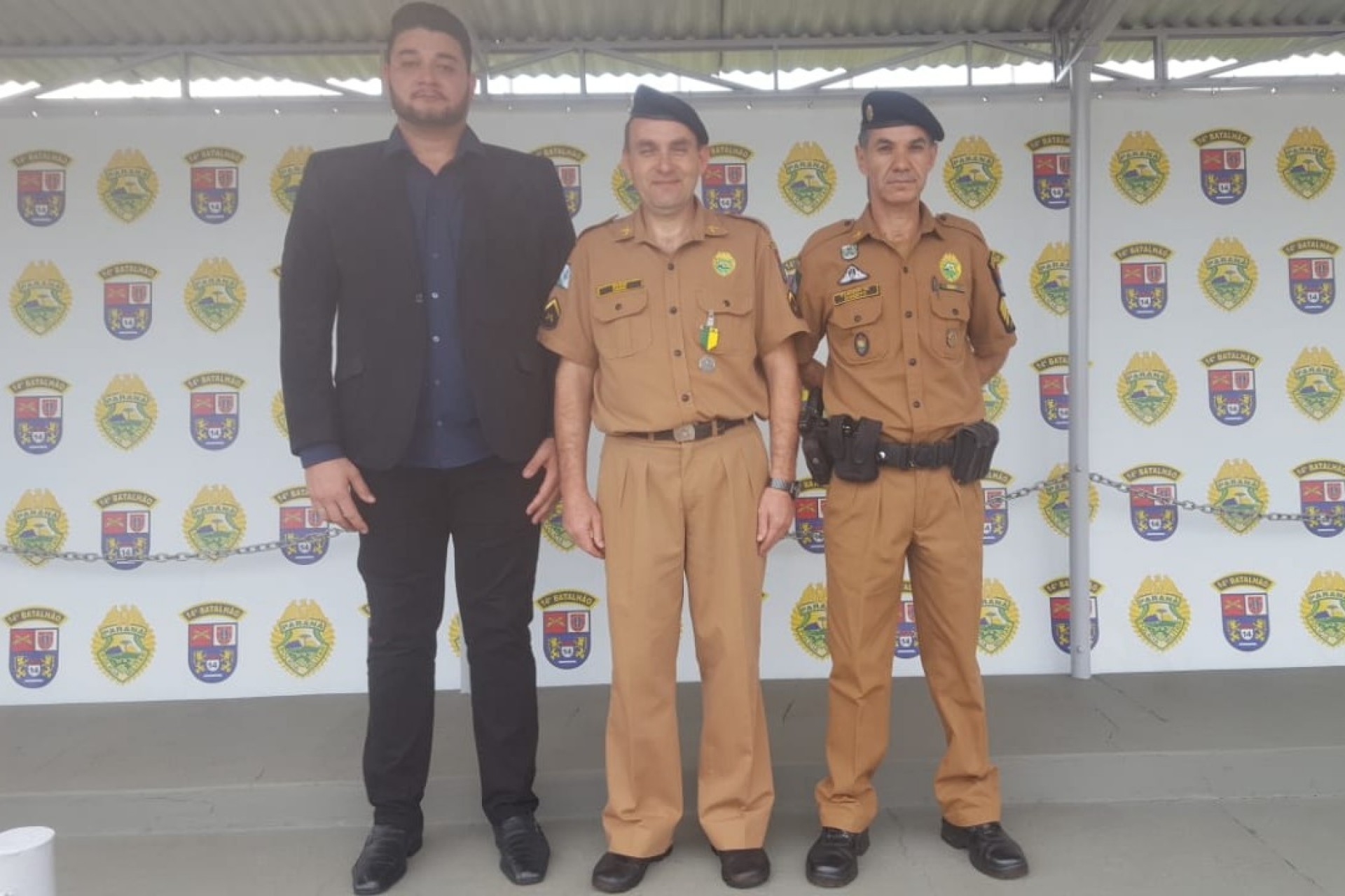 Soldado Caumo recebe medalha de prata em comemoração do aniversário da Policia Militar em Foz