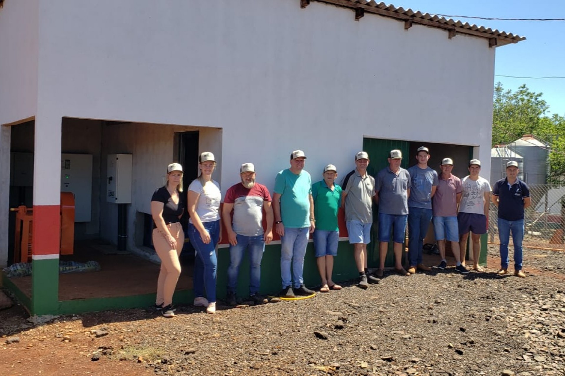 Suinocultores de Missal visitam propriedade em Santa Helena