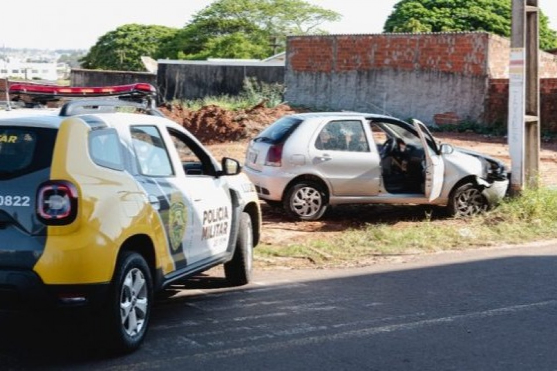 Suspeito de assaltar casa e fugir com carro das vítimas morre após confronto e perseguição