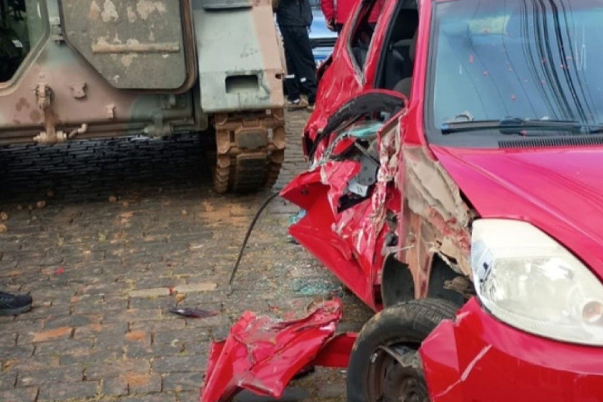 Tanque do Exército passa por cima de carro estacionado em Ponta Grossa