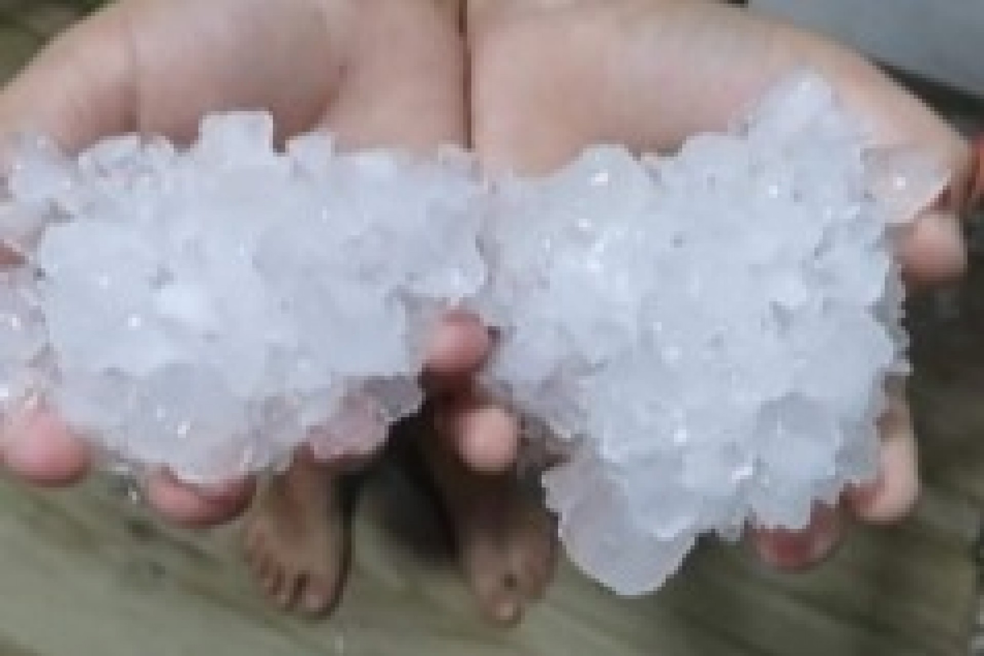 Temporal com granizo e ventos de 80km provoca estragos em Guaíra