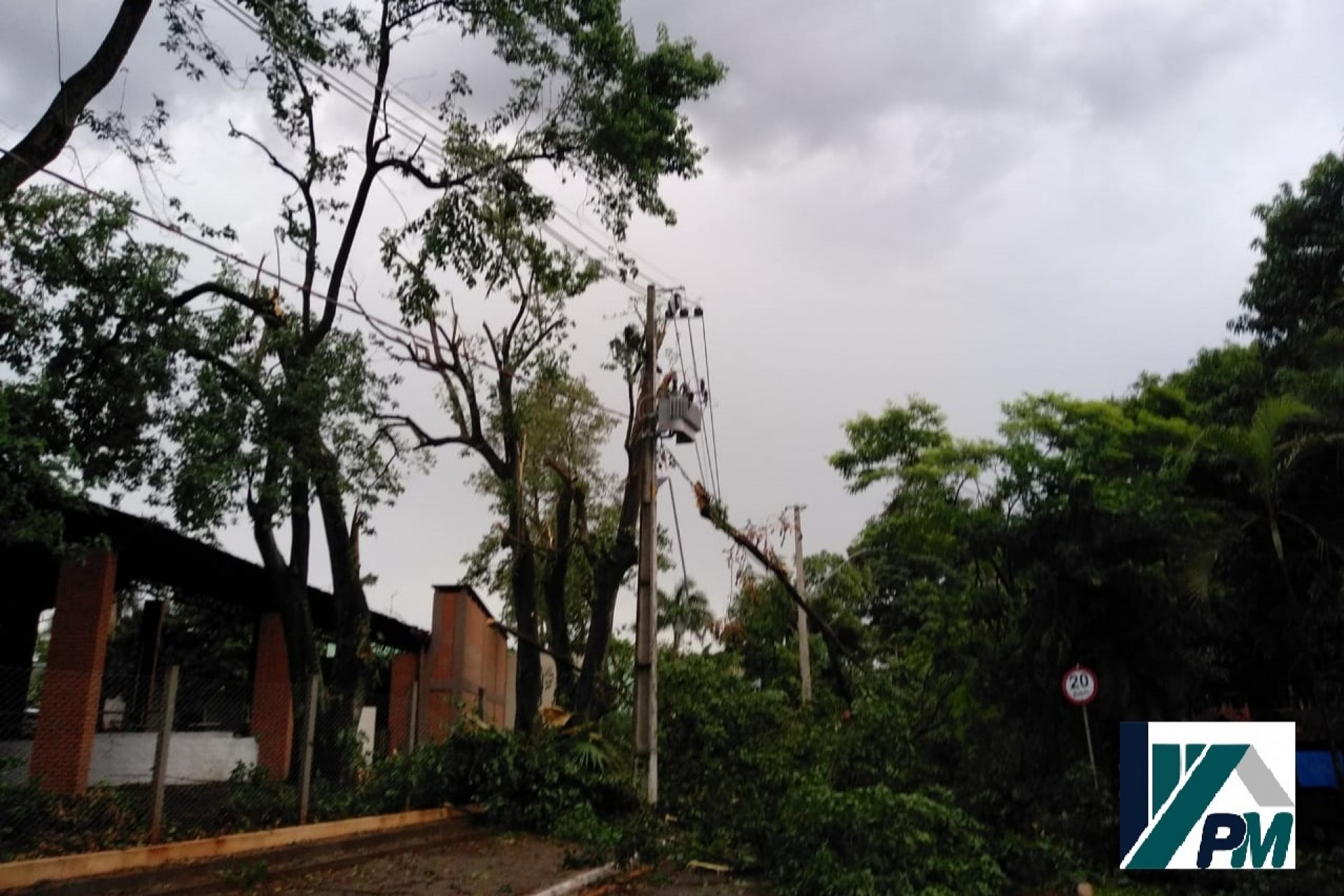 Vendaval causa estragos no Balneário Jacutinga em Itaipulândia