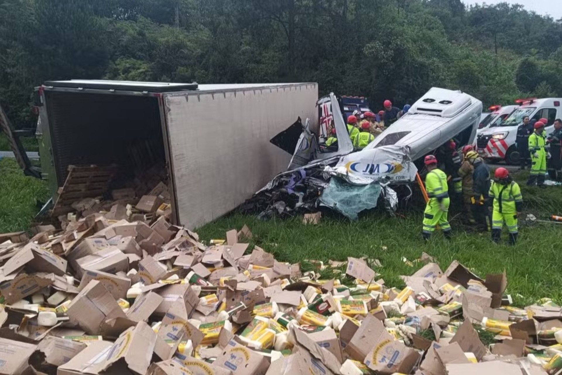 Tentativa de assalto a caminhão termina com seis mortos no Paraná