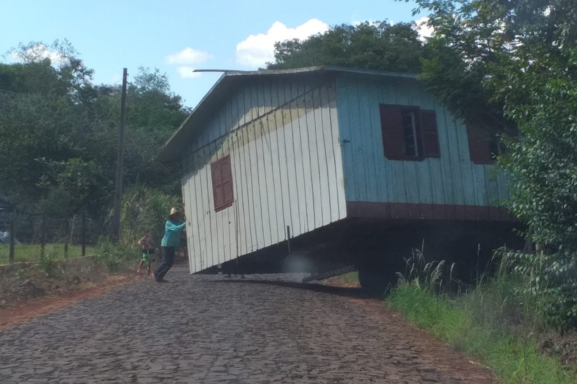 Transporte de casa de madeira chama atenção e curiosos param para observar em Missal