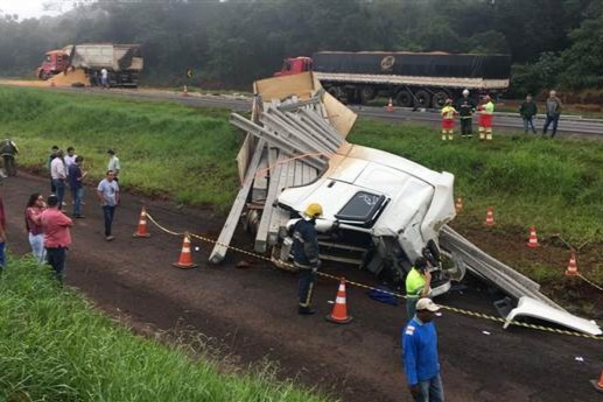 Três caminhões batem e motorista morre embaixo de postes em Céu Azul