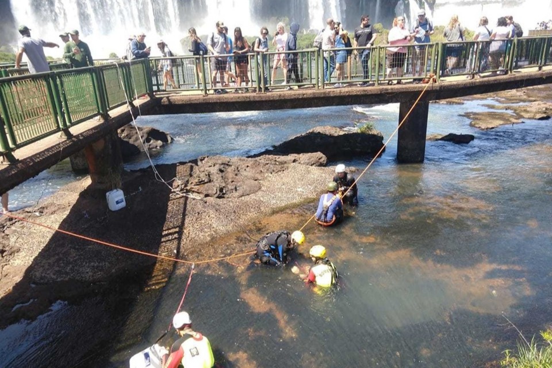 Turistas jogam R$ 14 mil em moedas nas Cataratas do Iguaçu e causam risco ambiental ao parque