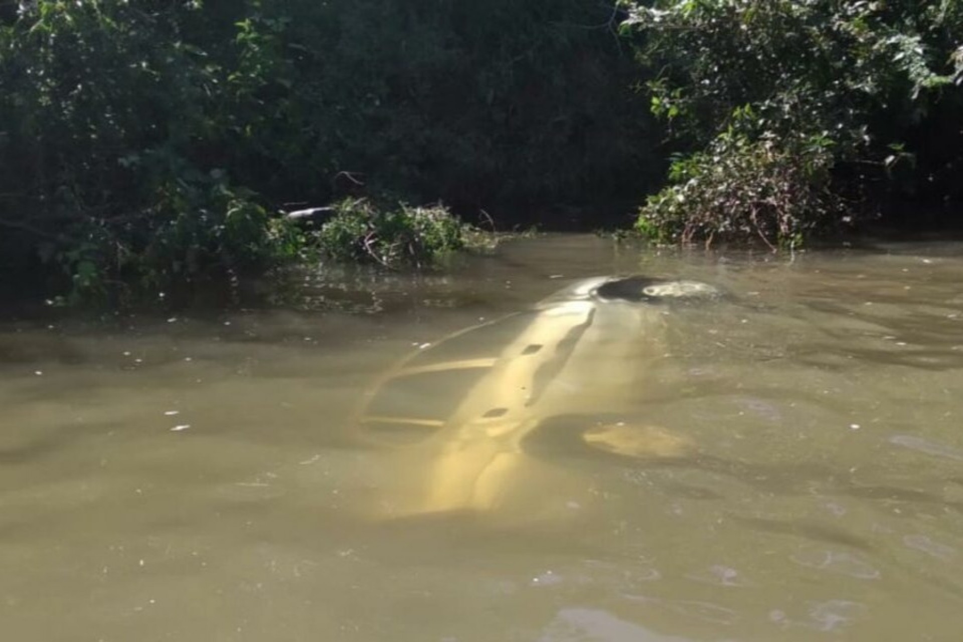 Veículo cai no Rio Uruguai com casal e bebê de apenas sete dias