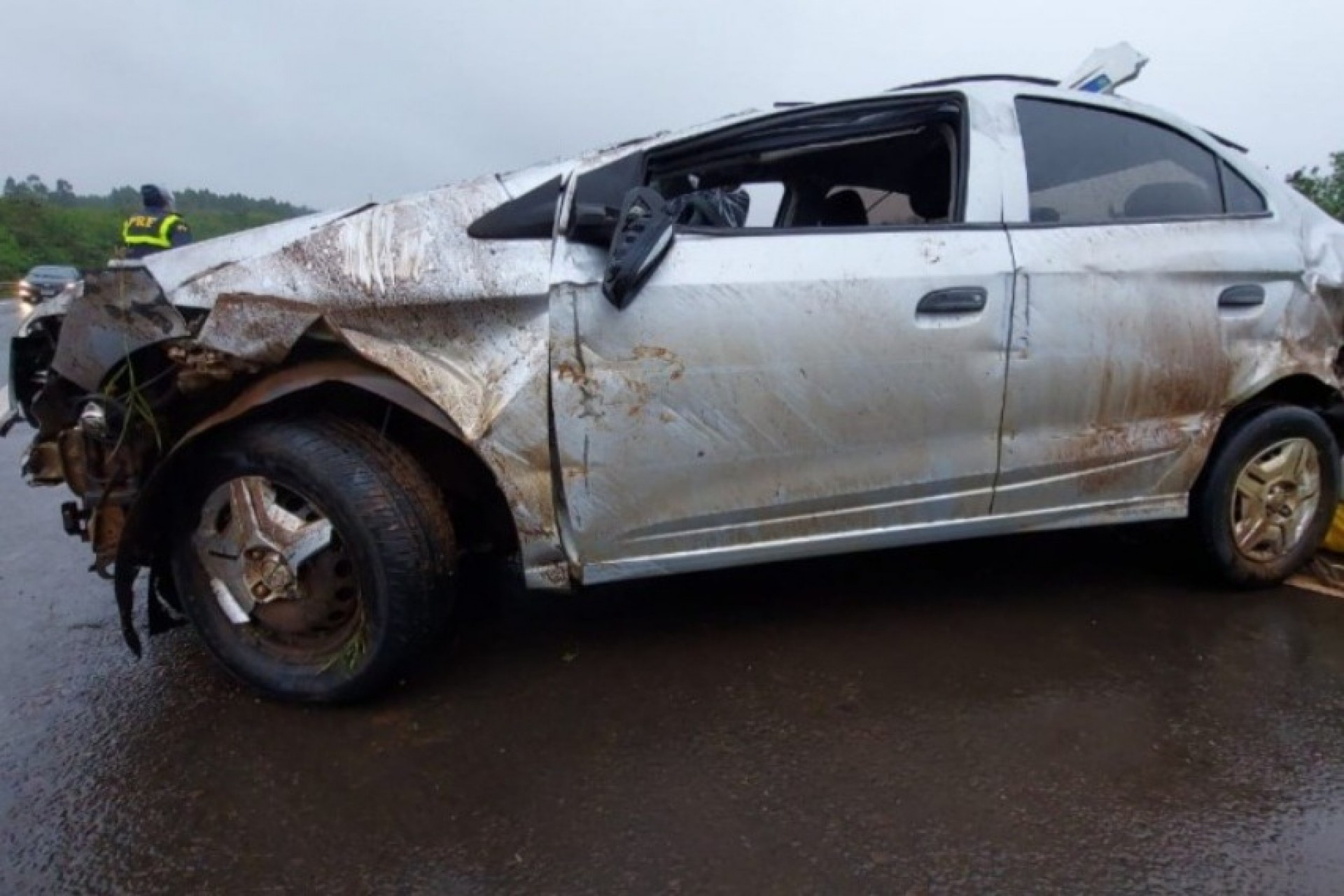 Veículo capota após aquaplanar na BR-277, em São Miguel do Iguaçu