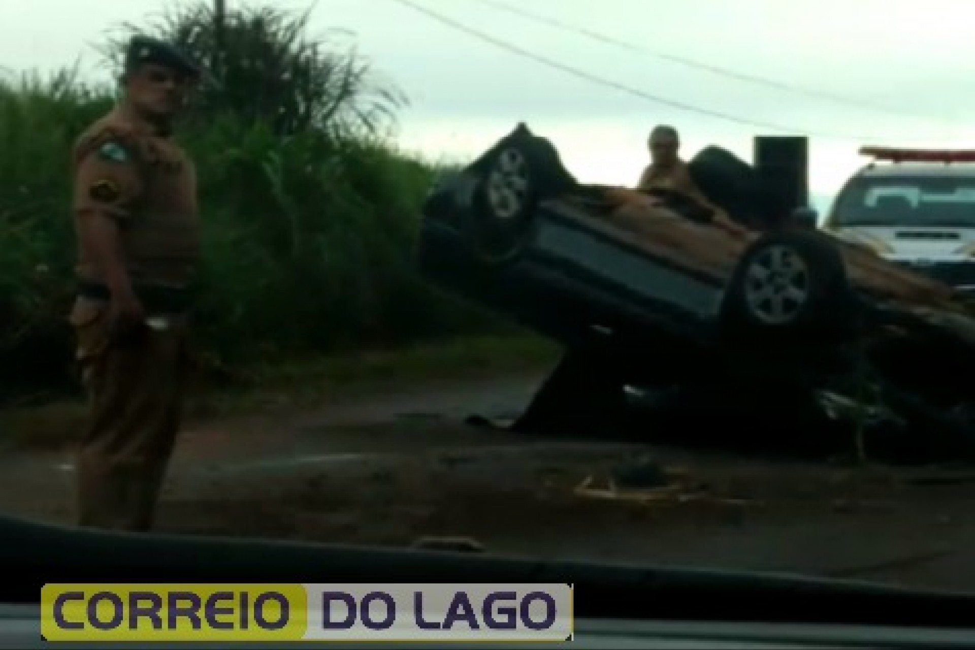 Veículo capota após colidir contra barranco na PR 495 em Missal