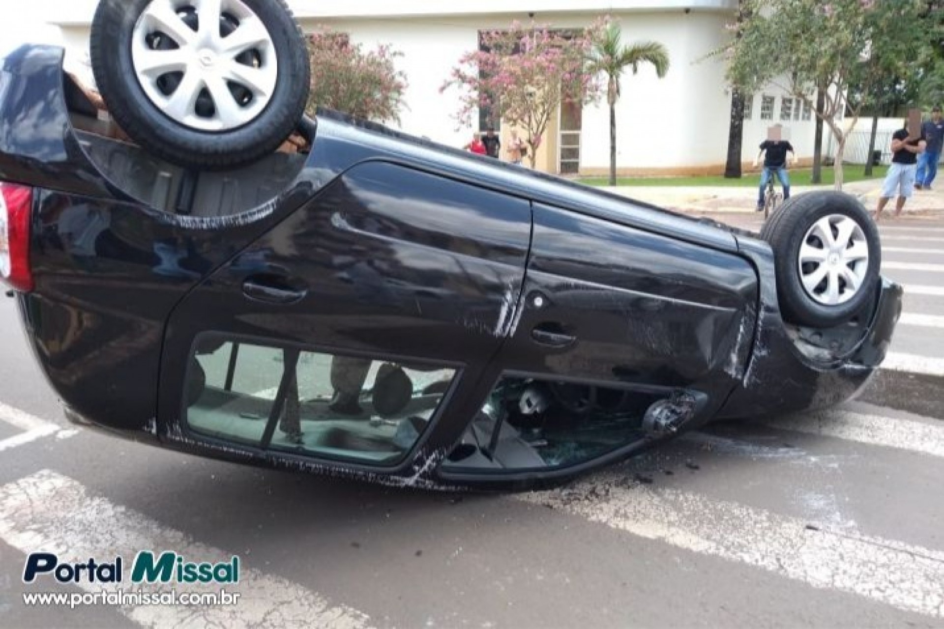 Veículo capota após grave acidente em cruzamento no centro de Medianeira