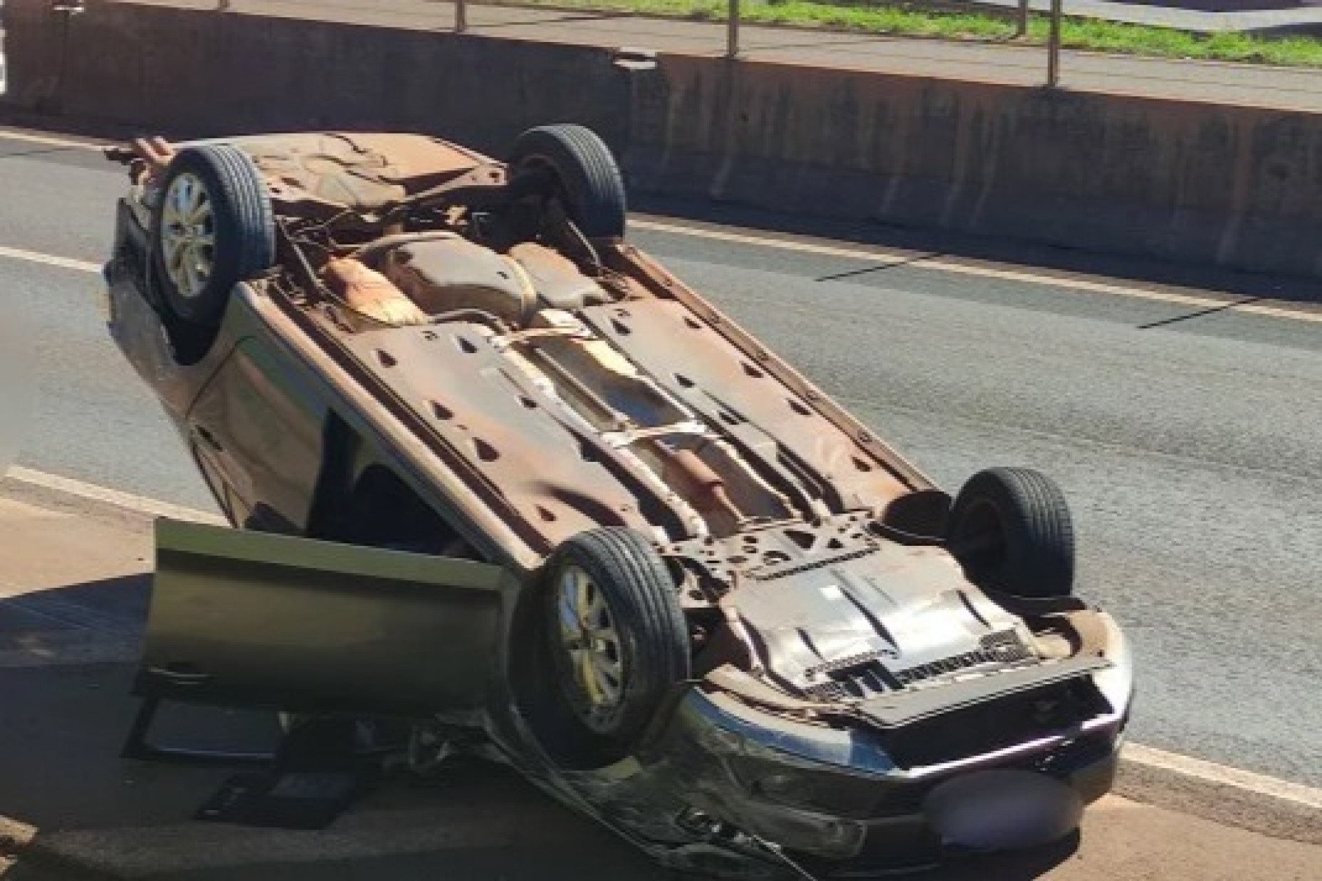 Veículo capota após ser fechado por caminhão na BR-277 em Medianeira