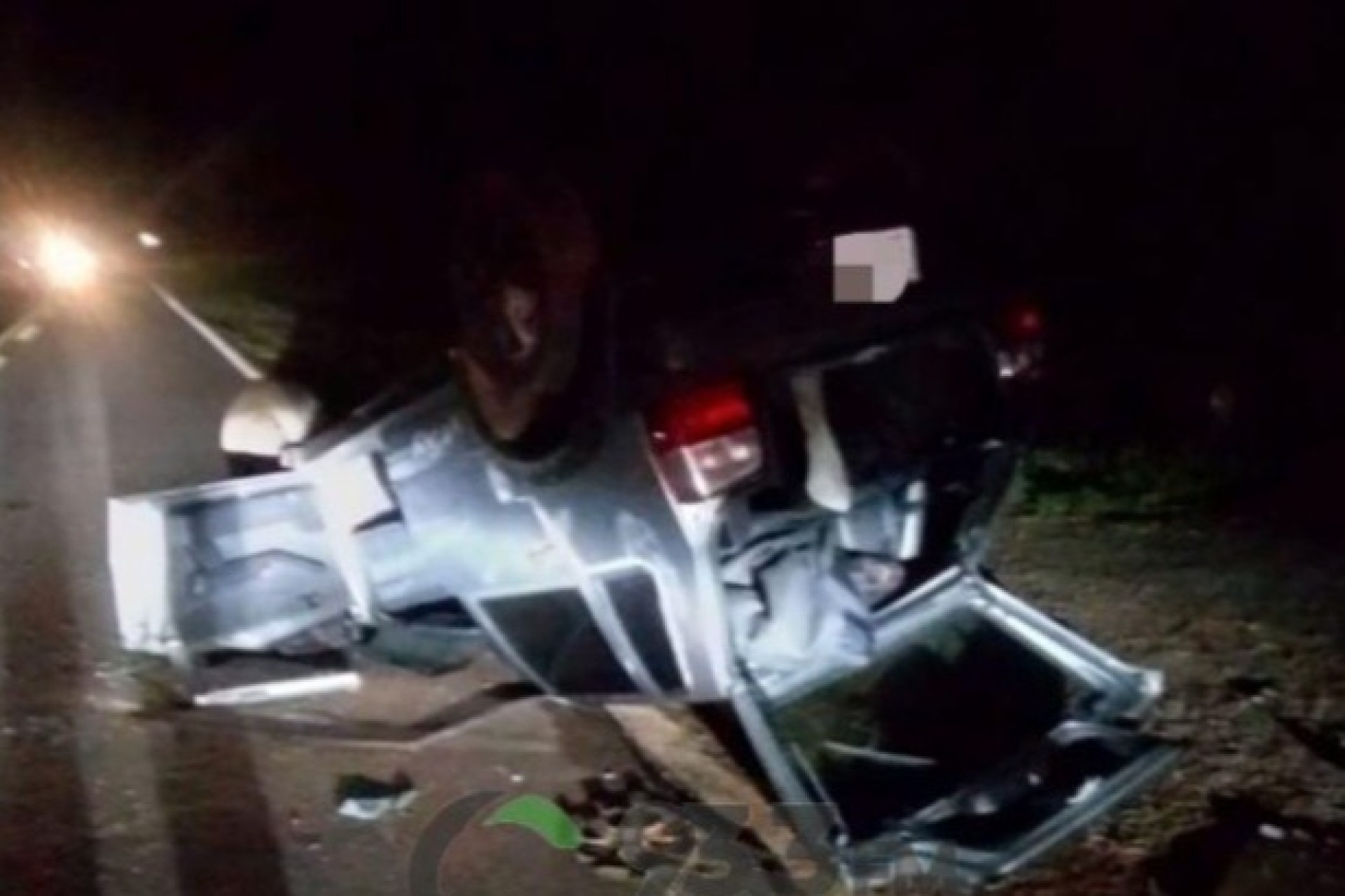 Veículo capota e para com as rodas para cima em acidente na PR 495 em Missal