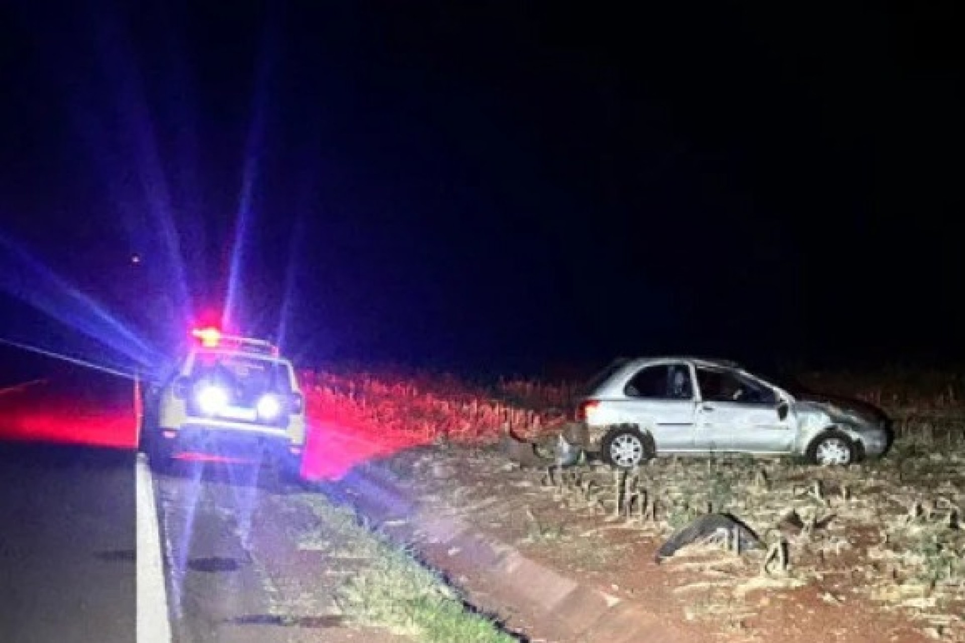 Veículo capota na PR-497 em Itaipulândia e deixa ocupantes feridos