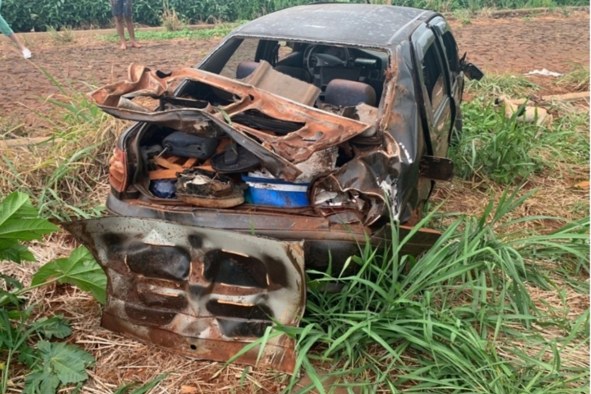 Veículo capota na PR 497 em São Miguel do Iguaçu após atingir buraco na pista