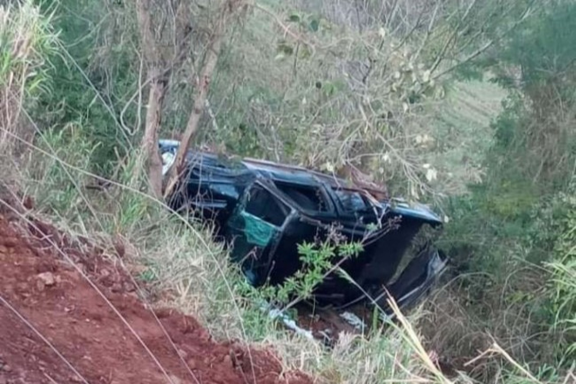 Veículo capota quando voltava de festa clandestina; Dois polícias foram agredidos